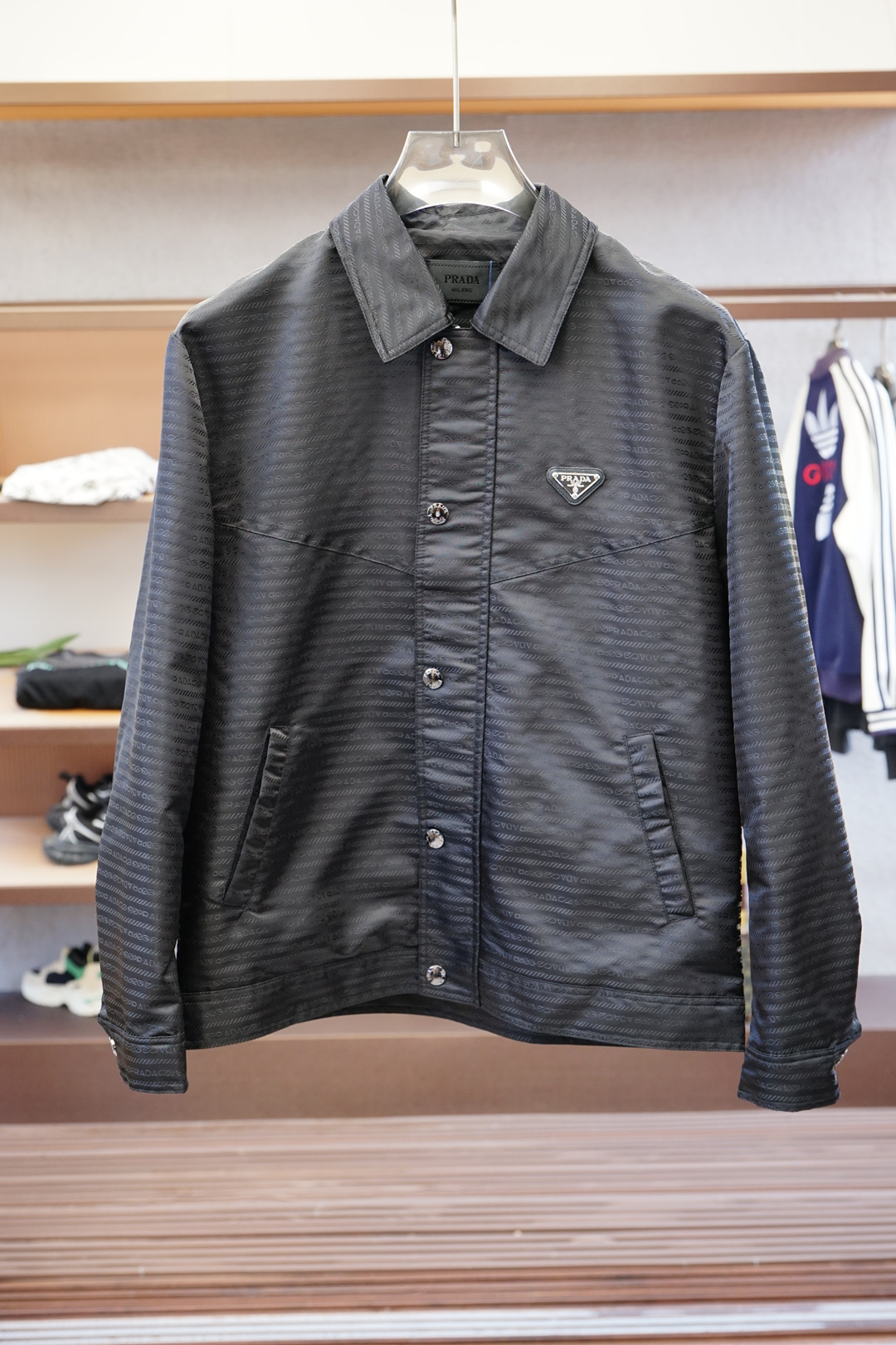 NO:547456,Prada/New PHR Re-Nylon Recycled Nylon Material Contrasted Zippered Plate-Boarded Stand Collar Jacket, Men's Metal Triangle Decorative Light Jacket. Order in the same channel in Romania, the most anticipated boutique products are coming, the contrasting zippered placket design, classic urban outdoor casual business style, craftsmanship and appearance are full!  It is built with the usual hit classic jacket style, but the highlights of this model are indeed beyond the past. The contrasting zippered placket, the iconic metal triangle logo embellishment on the chest, and the recycled nylon waterproof fabric are specially designed for outdoor use. It can be said that the whole body is 360 degrees. It perfectly improves the grade of the entire jacket, and the high-end luxury you can get at a glance!  Custom-made metal zippers are equipped with clear and exquisite brand logo embellishments, suitable for all men and for all occasions, and are the most commuter functional jackets. P home’s unique technology nylon material has a subtle touch and a seductive gloss, and the comfort of the upper body is absolutely to the top. With the top craftsmanship and various details, they are representative of the craftsman spirit of P home. This kind of detail creation is enough to make people feel the level of this style intuitively and three-dimensionally, which adds points to the wearer!  !  Size M-3XL, prada, prada, jackets & coats, jackets & coats, alexander wang19860909Prada普拉达/新款P家Re-Nylon再生尼龙材质撞色拉链门襟立领外套,男士胸前金属三角标装饰轻便夹克.罗马尼亚同渠道订单,最为期待的精品狠货来袭,撞色拉链门襟设计,经典都市户外休闲商务风格,工艺与颜值拉满！ 秉承着一贯的爆款经典夹克版型打造,但是此款的看点确实超越以往.撞色拉链门襟,胸前标志性金属三角徽标点缀,再生尼龙防水面料,专为户外打造,可以说浑身上下360度都皆是看点.完美提升整件夹克的档次,一眼便能GET到的高端奢华感！客供定制金属拉链,拉链标识刻有清晰精致的品牌LOGO点缀,适合一切男人,适合一切场合,可谓是最通勤的功能性夹克外套. P家独有的科技尼龙材质,触感微妙,光泽度更是撩人,上身舒适度绝对到顶.加上顶级的工艺打造,各种细节的处理,都是P家工匠精神的代表,这种细节的打造,足以让人直观立体的感受到此款的档次所在,更为穿着者加分！！尺码M-3XL,,prada,prada,jackets & coats,jackets & coats,alexander wang,Men's clothing