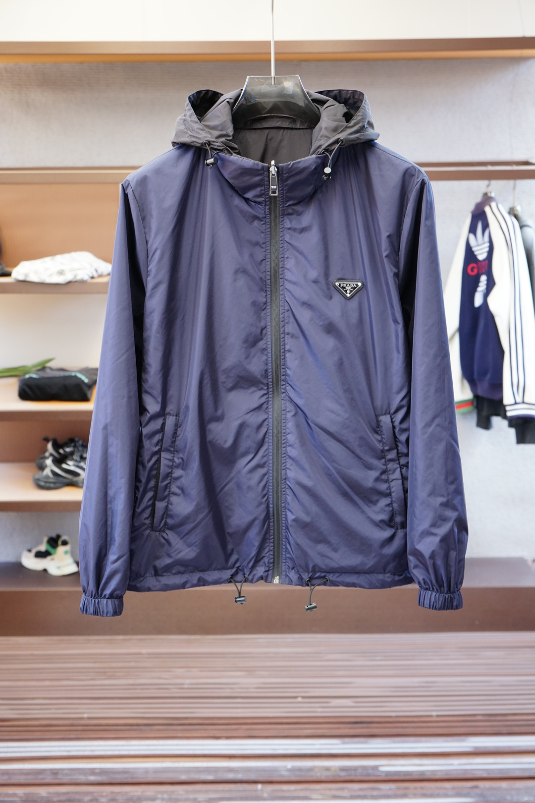 NO:547462,Prada/Double-sided style new PHR Re-Nylon Recycled Nylon Material Contrasted Zippered Plate Collar Jacket, Men's Chest Metal Triangle Decorative Light Jacket. Romania Orders in the same channel, the most anticipated boutique products are coming, Contrasted Zippered Plate Design, Classic Urban Outdoor Casual Business Style, Full of Crafts and Appearance!  It is built with the usual hit classic jacket style, but the highlights of this model are indeed beyond the past. The contrasting zippered placket, the iconic metal triangle logo embellishment on the chest, and the recycled nylon waterproof fabric are specially designed for outdoor use. It can be said that the whole body is 360 degrees. It perfectly improves the grade of the entire jacket, and the high-end luxury you can get at a glance!  Custom-made metal zippers are equipped with clear and exquisite brand logo embellishments, suitable for all men and for all occasions, and are the most commuter functional jackets. P home’s unique technology nylon material has a subtle touch and a seductive gloss, and the comfort of the upper body is absolutely to the top. With the top craftsmanship and various details, they are representative of the craftsman spirit of P home. This kind of detail creation is enough to make people feel the level of this style intuitively and three-dimensionally, which adds points to the wearer!  !  Size M-3XL, prada, prada, jackets & coats, jackets & coats, alexander wang19860909Prada普拉达/双面款式新款P家Re-Nylon再生尼龙材质撞色拉链门襟立领外套,男士胸前金属三角标装饰轻便夹克.罗马尼亚同渠道订单,最为期待的精品狠货来袭,撞色拉链门襟设计,经典都市户外休闲商务风格,工艺与颜值拉满！ 秉承着一贯的爆款经典夹克版型打造,但是此款的看点确实超越以往.撞色拉链门襟,胸前标志性金属三角徽标点缀,再生尼龙防水面料,专为户外打造,可以说浑身上下360度都皆是看点.完美提升整件夹克的档次,一眼便能GET到的高端奢华感！客供定制金属拉链,拉链标识刻有清晰精致的品牌LOGO点缀,适合一切男人,适合一切场合,可谓是最通勤的功能性夹克外套. P家独有的科技尼龙材质,触感微妙,光泽度更是撩人,上身舒适度绝对到顶.加上顶级的工艺打造,各种细节的处理,都是P家工匠精神的代表,这种细节的打造,足以让人直观立体的感受到此款的档次所在,更为穿着者加分！！尺码M-3XL,,prada,prada,jackets & coats,jackets & coats,alexander wang,Men's clothing