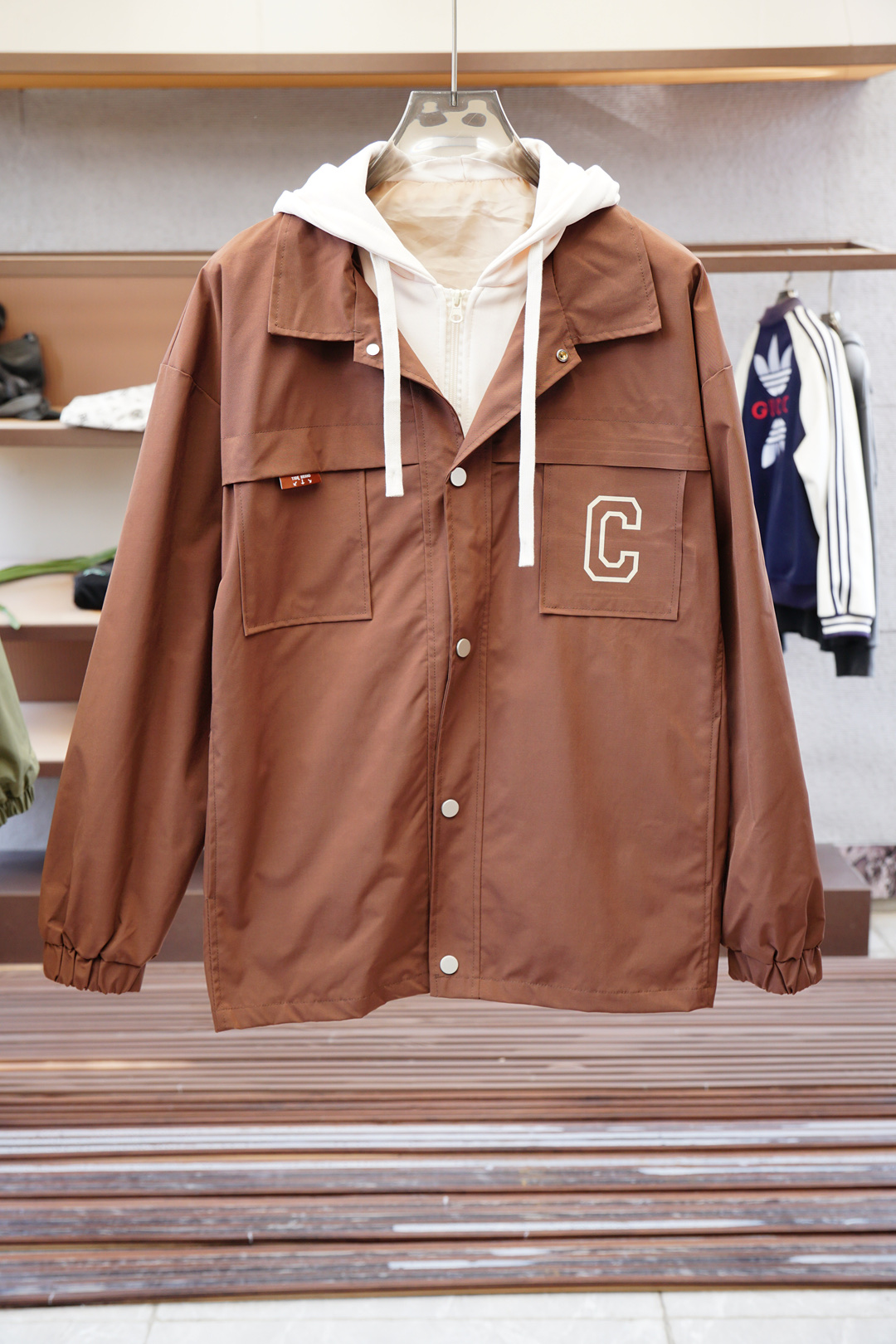 NO:547472,Celine-Cerine 2025 hat jacket, hat can be collected, classic jacket recommendation!  High-woven ultra-fine high-tech smooth composite fabric material, customized upper fabric. Brand classic logo design, fully customized auxiliary materials brand logo. Color black turmeric caramel beige Number of codes: M-3XL, celine, jackets & coats, jackets & coats, hats, alexander wang19860909Celine-瑟琳2025帽外套 帽子可收,经典爆款夹克推荐！高织超细腻的高科技爽滑复合布材质,上层面料定制.品牌经典logo设计,辅料全定制品牌logo. 颜色黑色 姜黄焦糖 米色 码数: M-3XL,,celine,jackets & coats,jackets & coats,hats,alexander wang,Men's clothing