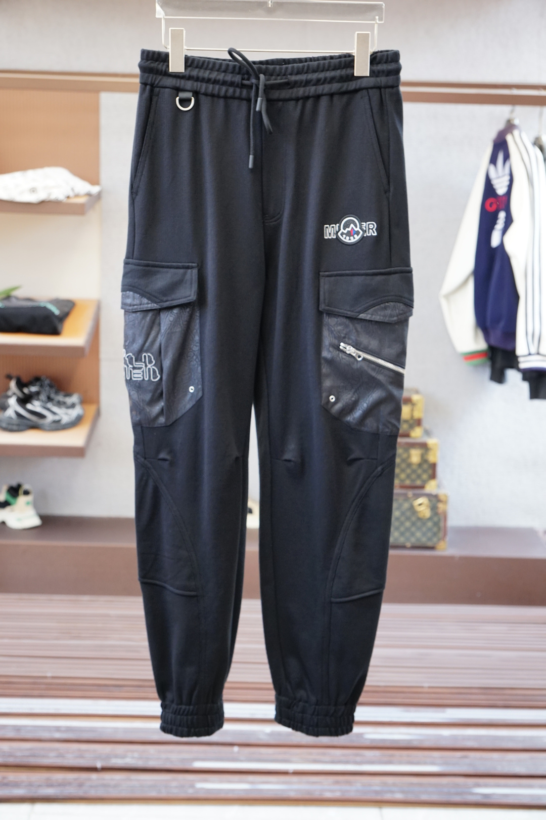 NO:549183,Covered/2025 Autumn and Winter Men's Casual Pants Fine Cotton and Spandex Fabric Casual Pants, the latest top body style is invincible!  This pants are very versatile, elastic waist, and can be worn for daily work. They are the perfect combination of fashionable and leisure and outdoor sports, so whether you wear them normally or outdoors, they are your best choice. Extreme comfort and quick sweating are the most popular key points, improving the comfort of wearing and suitable for aerobics and trail running conditions. This style is a running casual pants with an extremely wide range of applications, allowing you to naturally maintain a love for sports in summer, or you can wear them in casual life. Size M-3XL, black color, Moncler, alexander wang19860909蒙口/2025 秋冬男士休闲裤 细棉加氨纶面料休闲裤,最新款上身版型无敌正！ 绝对可以闭眼收的一款 此款裤子非常百搭,弹力腰围,日常上班 户外运动都可以穿着,是时尚休闲与户外运动的完美结合,所以无论您平时穿或者户外穿都是您的最佳选择. 极致舒适和快速排汗是备受青睐的重点,提升穿着舒适度,适合有氧运动和越野跑条件下穿着,此款是一件适用范围极其广泛的跑步休闲裤,让你在夏天自然可以保持对运动热爱,也可以在休闲生活中穿着 尺码M-3XL, 颜色黑色,,Moncler,alexander wang,Men's clothing