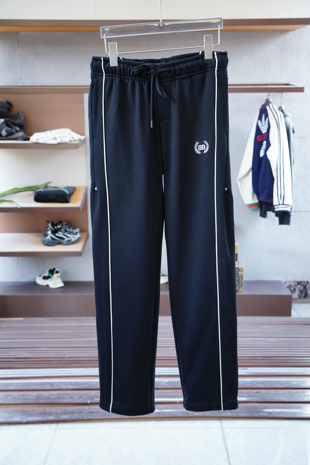 NO:549188,Balenciaga/2025 autumn and winter men's casual pants, fine cotton and spandex fabric casual pants, the latest top-body style is invincible!  This pants are very versatile, elastic waist, and can be worn for daily work. They are a perfect combination of fashionable and casual and outdoor sports, so whether you wear them normally or outdoors, they are your best choice. Extreme comfort and quick sweating are the most popular key points, improving the comfort of wearing and suitable for aerobics and trail running conditions. This style is a jogging casual pants with an extremely wide range of applications, allowing you to naturally maintain a love for sports in summer, or you can wear them in casual life. Size 30-38, color black brown,,balenciaga,alexander wang19860909巴黎世家/2025 秋冬男士休闲裤 细棉加氨纶面料休闲裤,最新款上身版型无敌正！ 绝对可以闭眼收的一款 此款裤子非常百搭,弹力腰围,日常上班 户外运动都可以穿着,是时尚休闲与户外运动的完美结合,所以无论您平时穿或者户外穿都是您的最佳选择. 极致舒适和快速排汗是备受青睐的重点,提升穿着舒适度,适合有氧运动和越野跑条件下穿着,此款是一件适用范围极其广泛的跑步休闲裤,让你在夏天自然可以保持对运动热爱,也可以在休闲生活中穿着 尺码30-38, 颜色黑色棕色,,balenciaga,alexander wang,Men's clothing