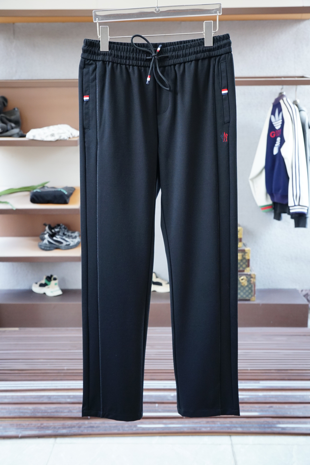 NO:549192,Covered/2025 Autumn and Winter Men's Casual Pants Fine Cotton and Spandex Fabric Casual Pants, the latest top body style is invincible!  This pants are very versatile, elastic waist, and can be worn for daily work. They are the perfect combination of fashionable and leisure and outdoor sports, so whether you wear them normally or outdoors, they are your best choice. Extreme comfort and quick sweating are the most popular key points, improving the comfort of wearing and suitable for aerobics and trail running conditions. This style is a running casual pants with an extremely wide range of applications, allowing you to naturally maintain a love for sports in summer, or you can wear them in casual life. Size M-3XL, black color, Moncler, alexander wang19860909蒙口/2025 秋冬男士休闲裤 细棉加氨纶面料休闲裤,最新款上身版型无敌正！ 绝对可以闭眼收的一款 此款裤子非常百搭,弹力腰围,日常上班 户外运动都可以穿着,是时尚休闲与户外运动的完美结合,所以无论您平时穿或者户外穿都是您的最佳选择. 极致舒适和快速排汗是备受青睐的重点,提升穿着舒适度,适合有氧运动和越野跑条件下穿着,此款是一件适用范围极其广泛的跑步休闲裤,让你在夏天自然可以保持对运动热爱,也可以在休闲生活中穿着 尺码M-3XL, 颜色黑色,,Moncler,alexander wang,Men's clothing