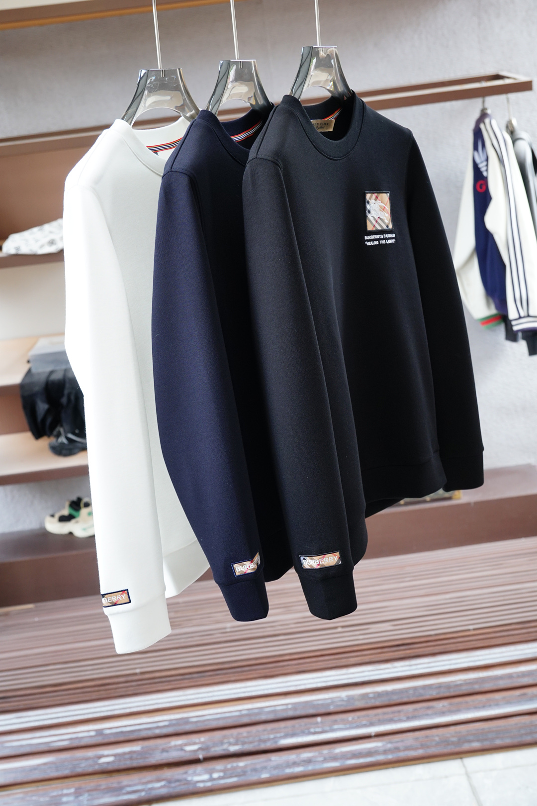 NO:547426,BBR Burberry/2025 Autumn Style This sweatshirt is made of pure cotton knitting, with Logo on the chest 2025 autumn and winter show fashion, which can inject brand flavor into various looks.  The fabric is made of 16S single yarn as the main yarn, and the bottom is reinforced with 10S single yarn to form a fish-scale base fabric, which improves the durability and warmth of the fabric. Due to the use of thicker yarns and bottom reinforcement design, the fabric has better warmth retention properties and is suitable for loose-fitting round necks in autumn and winter. This type of fabric is  The sweatshirt is loose and comfortable, very comfortable to wear, and can also show a casual sense of fashion. The hooded design can protect the head and neck well and increase warmth.,, burberry, hoodie, sweatshirts, hats, alexander  wang19860909BBR 巴宝莉/2025秋款 本款卫衣衫以素净棉质针织,胸前Logo2025 秋冬秀场风尚,可为各式造型注入品牌气息 面料由16S单纱作为主纱,底部则采用10S单纱加固形成鱼鳞底面料,提高面料的耐用性和保暖性.由于采用了较粗的纱线和底部加固设计,该面料具有较好的保暖性能,适合秋冬季节宽松版型的圆领,这种版型的卫衣宽松舒适,穿着非常自在,同时也能够展现出随性的时尚感.连帽的设计能够很好地保护头部和颈部,增加保暖性.,,burberry,hoodie,sweatshirts,hats,alexander wang,Men's clothing