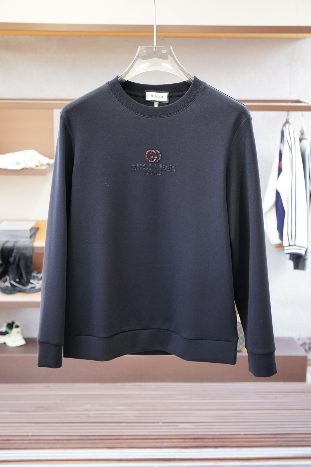 NO:547420,Gucci/2025 autumn style This sweatshirt is knitted in plain cotton, and the chest logo2025 autumn and winter show style can inject brand atmosphere into various shapes. The fabric is made of 16S single yarn as the main yarn, and the bottom is reinforced with 10S single yarn to form a fish scale bottom fabric to improve the durability and warmth of the fabric. Due to the thicker yarn and bottom reinforcement design, the fabric has good warmth performance and is suitable for round necks with loose fits in autumn and winter. This style of sweatshirts is loose and comfortable, and is very comfortable to wear, and can also show a casual and fashionable feeling. The hooded design can protect the head and neck well and increase warmth.,,,gucci,hoodie, sweatshirts,hats,alexander wang19860909Gucci古奇/2025秋款 本款卫衣衫以素净棉质针织,胸前Logo2025 秋冬秀场风尚,可为各式造型注入品牌气息 面料由16S单纱作为主纱,底部则采用10S单纱加固形成鱼鳞底面料,提高面料的耐用性和保暖性.由于采用了较粗的纱线和底部加固设计,该面料具有较好的保暖性能,适合秋冬季节宽松版型的圆领,这种版型的卫衣宽松舒适,穿着非常自在,同时也能够展现出随性的时尚感.连帽的设计能够很好地保护头部和颈部,增加保暖性.,,gucci,hoodie,sweatshirts,hats,alexander wang,Men's clothing