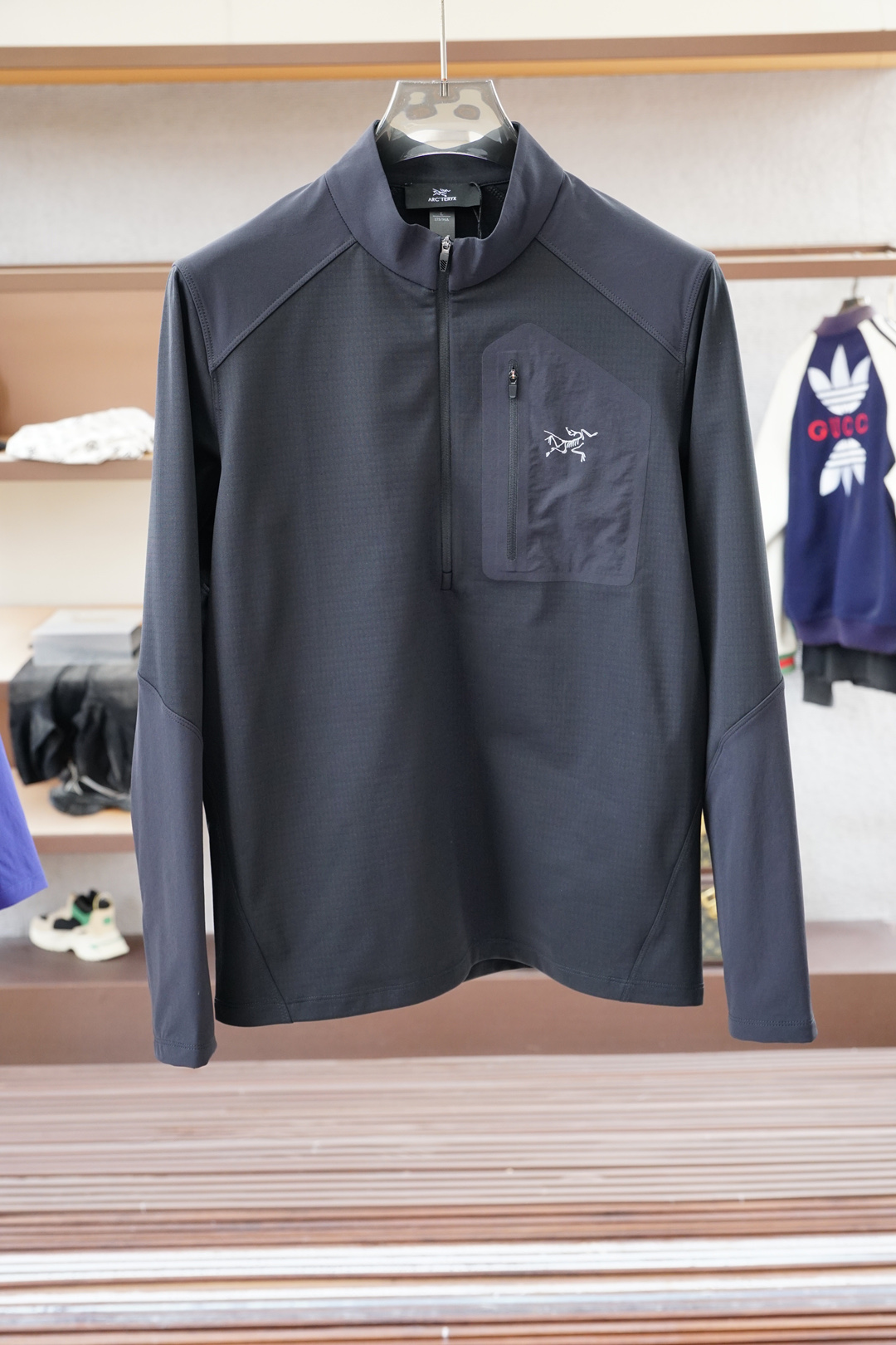 NO:547441,Archaeoptera Bird - 25 autumn and winter outdoor men's RHO LT series sports fitness casual elastic super soft lightweight knitted long-sleeved shirt, thin velvet inner pullover round neck seamless glue zipper pocket fleece base shirt, base warm and practical wearable style for outside wear!  The inside of the technology fabric is super soft and light brushed, and the functional style is extremely warm, moisture-absorbing and sweating, and is highly elastic and skin-friendly and comfortable!  Collar pressing strip glue pressing process, laser positioning and cutting glue pressing in front of the chest pocket!  Reflective glue logo, the whole piece of clothing is full of 4-pin and 6-wire thread, all high elastic thread, and the fabric attributes are suitable!  !  Make the whole piece of clothing feel stress-free!  , soft and comfortable to touch, has high-quality stretching, reduces skin friction, and is very comfortable to fit!  It's OK to wear the outside and the inside! Size M-3XL,,arc'teryx,alexander wang19860909始祖鸟-25秋冬户外男士RHO LT系列运动健身休闲弹力超柔轻量针织长袖衫,薄绒内里套头圆领无缝压胶拉链口袋抓绒打底衫,打底保暖可外穿的实穿款！科技面料内里超柔轻薄拉绒,功能版型极度保暖,吸湿排汗,高弹亲肤舒适！领口压条压胶工艺,胸前口袋激光定位切割压胶！反光压胶logo,整件衣服全4针6线走线,全部高弹丝弹力线,配合面料属性！！使得整件衣服伸张毫无压力！,触感糯软舒适,具有优质的拉伸性,减少肌肤摩擦感,贴身非常舒适！外穿内搭都OK! 码数 M-3XL,,arc'teryx,alexander wang,Men's clothing