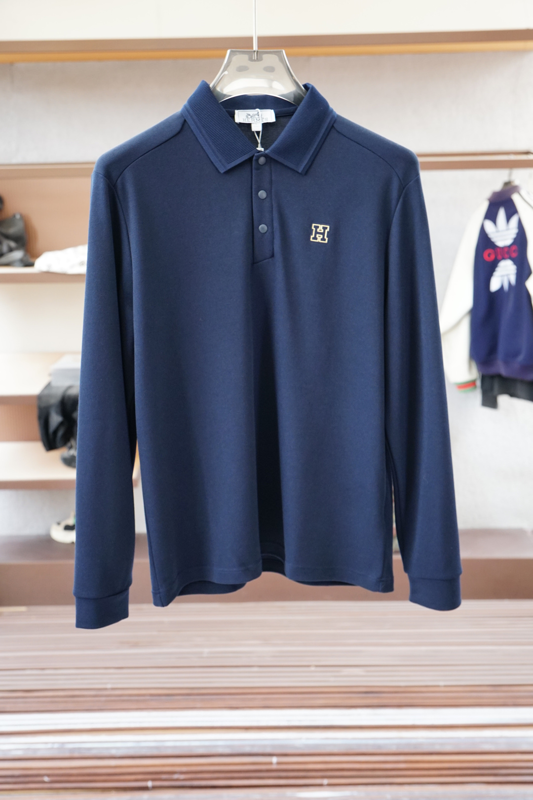 NO:547431,Hermes - 2025 autumn and winter series is available for new long-sleeved Polo shirts, luxurious and classic elements design!  The comfortable and breathable knitted fabric is a prestigious hit, high-end custom fabric, master-level tailoring, invincible texture, excellent skin-friendly craftsmanship, smooth lines, perfectly matched with the entire shirt, unique design, quite fashionable, overall light luxury and high-end details are perfect, confirming the original craftsmanship and excellent quality. As a single item of appearance, it can dominate the mixing and matching of the entire dressing season. Whether it is worn alone or in the inner wear, it is quite eye-catching. The upper body effect is excellent, elegant and intellectual, and it is easy to highlight the temperament!  Size M-3XL, hermes, hermes,shirts,alexander wang19860909Hermes爱马仕-2025秋冬系列上新 长袖Polo 衬衫,奢华经典元素设计！采用舒适透气针织面料属于入柜级别,可预见性的爆款,高级定制面料,大师级剪裁,质感无敌,亲肤性极佳工艺精湛,线条流畅,完美搭配整款衬衫的设计别具一格,颇具时髦感,整体轻奢高级 细节完美如斯,印证了原厂的匠心工艺,品相极为优等,作为颜值系的一款单品,可以主导整个穿搭季的混搭,无论单穿或者内搭都颇为吸睛,上身效果超赞,优雅而知性,极易凸显出气质的类型！尺码M-3XL,,hermes,hermes,shirts,alexander wang,Men's clothing