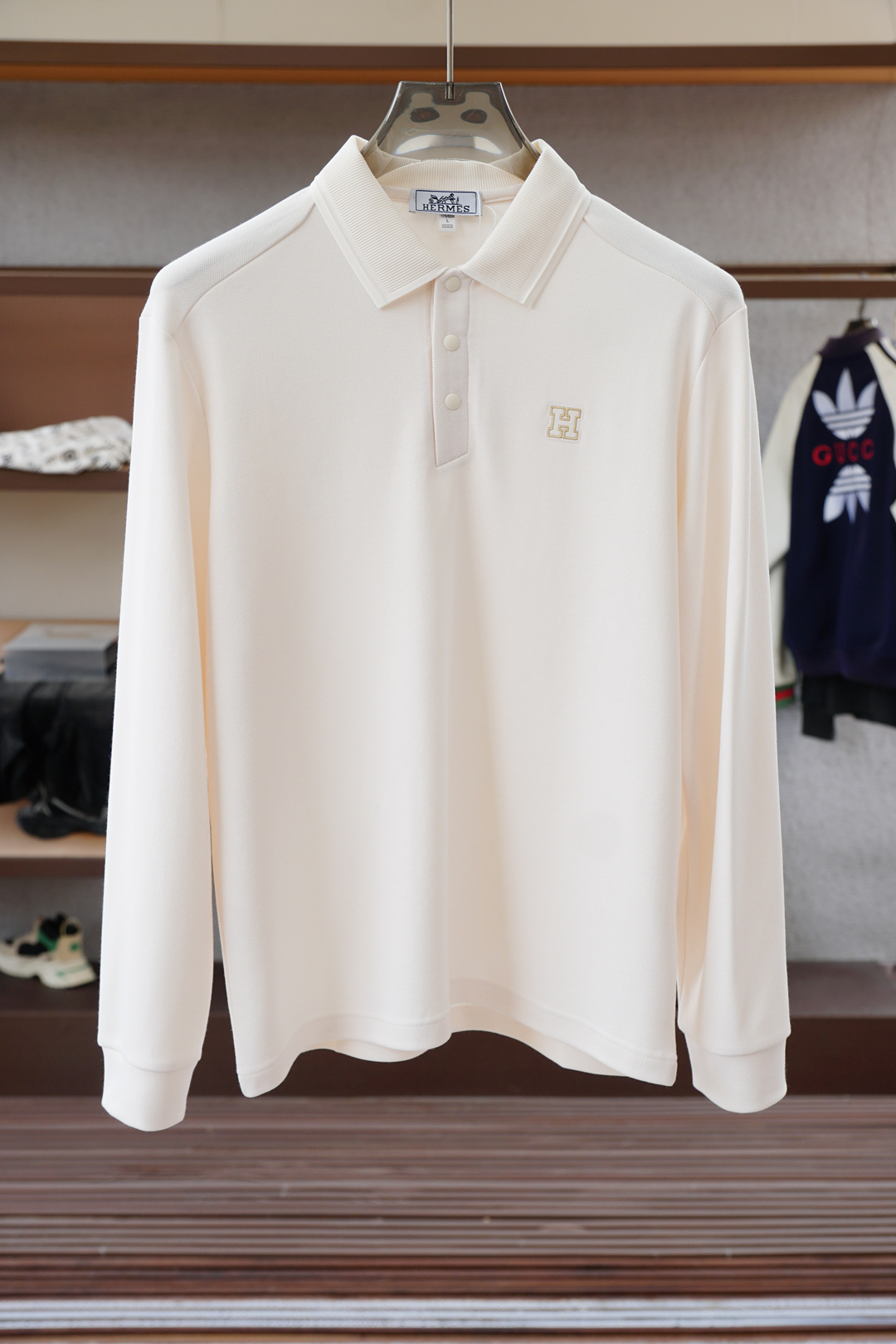 NO:547436,Hermes - 2025 autumn and winter series is available for new long-sleeved Polo shirts, luxurious classic elements design!  The comfortable and breathable knitted fabric is a prestigious hit, high-end custom fabric, master-level tailoring, invincible texture, excellent skin-friendly craftsmanship, smooth lines, perfectly matched with the entire shirt, unique design, quite fashionable, overall light luxury and high-end details are perfect, confirming the original craftsmanship and excellent quality. As a single item of appearance, it can dominate the mixing and matching of the entire dressing season. Whether it is worn alone or in the inner wear, it is quite eye-catching. The upper body effect is excellent, elegant and intellectual, and it is easy to highlight the temperament!  Size M-3XL, hermes,shirts,alexander wang19860909爱马仕-2025秋冬系列上新 长袖Polo 衬衫,奢华经典元素设计！采用舒适透气针织面料属于入柜级别,可预见性的爆款,高级定制面料,大师级剪裁,质感无敌,亲肤性极佳工艺精湛,线条流畅,完美搭配整款衬衫的设计别具一格,颇具时髦感,整体轻奢高级 细节完美如斯,印证了原厂的匠心工艺,品相极为优等,作为颜值系的一款单品,可以主导整个穿搭季的混搭,无论单穿或者内搭都颇为吸睛,上身效果超赞,优雅而知性,极易凸显出气质的类型！尺码M-3XL,,hermes,shirts,alexander wang,Men's clothing