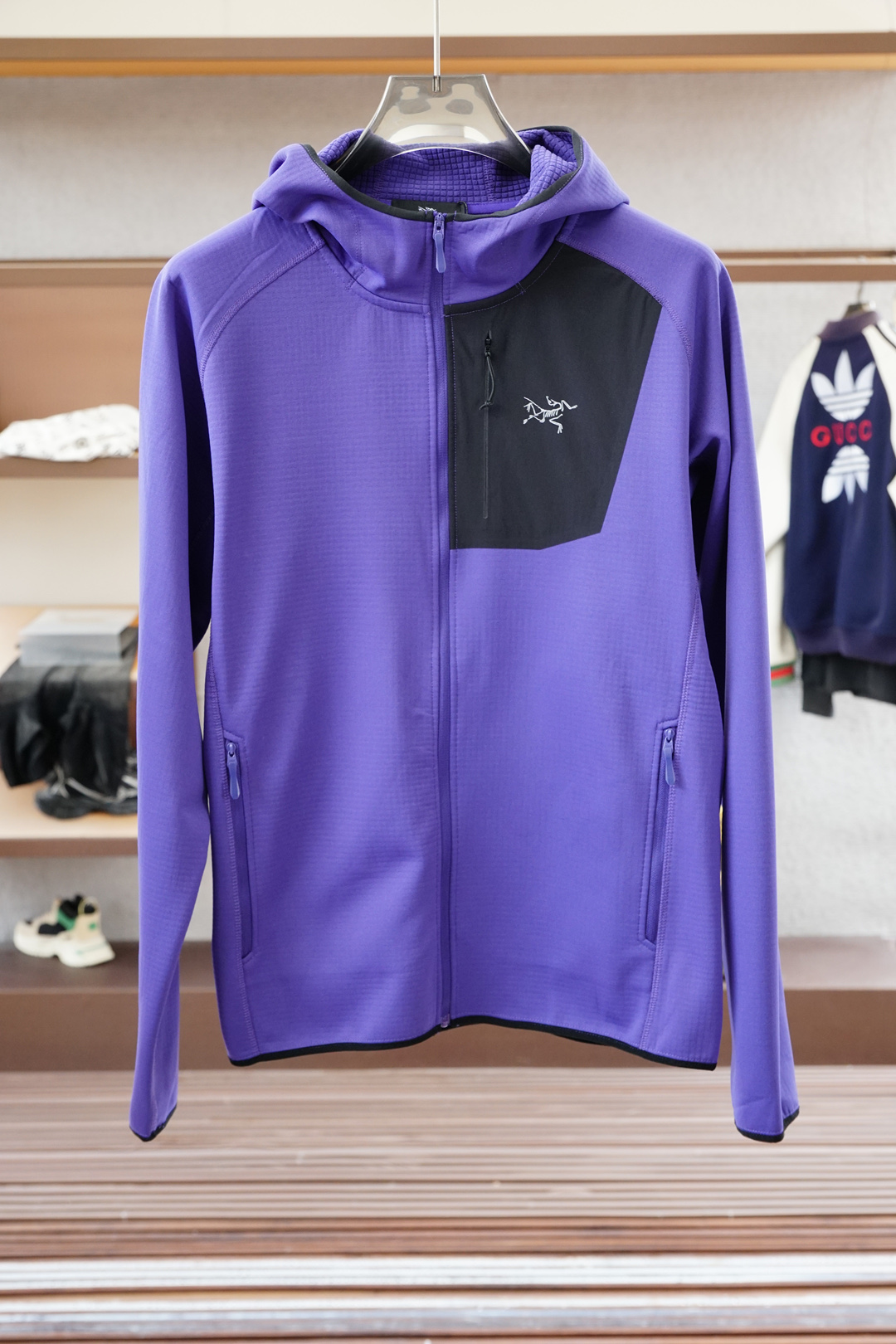 NO:547450,Archaeoptera Bird/25 New autumn and winter men's stand-up collar jacket This casual zipper jacket is made of lightweight nylon jacquard fabric, simple and low-key luxury chest embroidery highlights the brand's charm, fixed hood, inner drawstring, zippered placket, drop shoulder design, two hidden zippered side pockets, elastic hem and cuffs, inner lining, full quality; M-3XL, arc'teryx, jackets & coats, hats, alexander wang19860909始祖鸟/25新品秋冬男士立领夹克这款休闲感十足的拉链夹克以轻质尼龙提花面料匠心打造,简约低调奢华胸前刺绣凸显品牌魅力,固定兜帽,带内层抽绳、拉链门襟、落肩设计、两个隐藏式拉链侧袋、松紧下摆和袖口、内里内衬,全品相；M-3XL,arc'teryx,jackets & coats,hats,alexander wang,Men's clothing