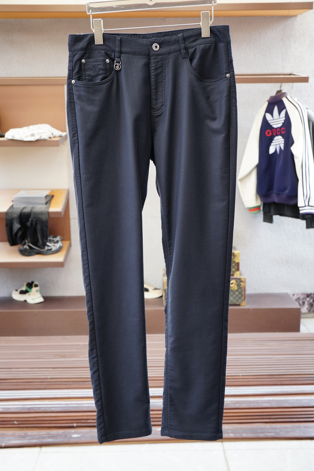 NO:572499,BBR Burberry - New casual trousers for autumn and winter, high-end customized series. Imported high-density pure cotton craftsmanship is comfortable, soft and skin-friendly, straight and not easy to wrinkle, simple and clear, super versatile upper body effect, super fashionable and versatile, straight and stylish, a wardrobe must-have!  Suitable for any occasion 30-38 next day pickup no 35, 37, burberry, alexander wang19860909BBR 巴宝莉-新款来袭秋冬新款休闲西裤,高端定制系列.进口高密度纯棉工艺舒适柔软亲肤,笔挺不易起皱,简单明了,超级百搭上身效果超级棒时尚百搭,笔挺有型,衣橱必备！适合任何场合穿着 30-38隔天取货无35,37,,burberry,alexander wang,Men's clothing