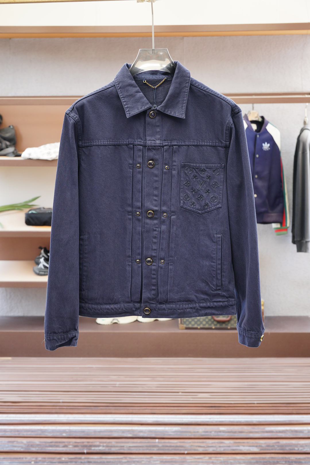 NO:570548,Lv-Denim Truck Jacket This washed denim truck Monogram detail has a tear effect, injecting a trendy feel to the front and rear yoke. It can be paired with the same style of trousers to create an avant-garde style and easily control the changes in seasons.  Pure cotton denim fabric is a unique blended fabric made of pure cotton and denim. It not only maintains the softness and breathability of pure cotton, but also enhances the toughness and wear resistance of the fabric. This fabric has a thick texture, is comfortable to wear, has good breathability, and also has a certain degree of elasticity and wrinkle resistance.   Laser printing is a new process that uses laser technology to print on fabrics. It uses different wavelengths of laser beams to transfer patterns to the fabric, and achieves the printing effect through light and chemical reactions. Laser printing can achieve high-precision, high-resolution pattern printing, with clear, delicate patterns and a high degree of reduction. In addition, laser printing is also fast, environmentally friendly, and energy-saving.  It adopts a classic shirt collar shape, with simple lines and neat tailoring, showing a clean and neat style. At the same time, details such as the cuffs, collar and hem of the shirt are also carefully designed, adding to the overall sense of fashion and sophistication.   Sand washing of finished pieces is a post-treatment process for jeans, which makes the clothes have a certain fading effect and old feeling after washing. During the sand washing process, the clothes will be rubbed with pumice or sand in a special sand washing machine to produce a uniform layer of plush on the surface of the fabric, giving the denim cloth a special texture and feel.,, louis vuitton, jeans, jackets & coats, shirts, alexander wang19860909Lv-牛仔卡车夹克 本款水洗牛仔卡车Monogram 细节呈现撕裂效果,为前后抵肩注入潮流气息.可与同款长裤共筑前卫风范,轻松驾驭季节变迁. 纯棉丹宁面料是一种独特的混纺面料,由纯棉和丹宁布制成.既保持了纯棉的柔软透气性,又增强了面料的坚韧度和耐磨性.这种面料质地厚实,穿着舒适,透气性好,同时还具有一定的弹性和抗皱性. 激光印花是一种利用激光技术在面料上进行印花的新型工艺.它利用激光束的不同波长,将图案传递到面料上,通过光与化学反应来实现印花效果.激光印花可以实现高精度、高分辨率的图案打印,图案清晰、细腻,具有高度的还原度.此外,激光印花还具有快速、环保、节能等特点. 采用经典的衬衫领型,搭配简洁的线条和利落的剪裁,展现出一种干净利落的风格.同时,衬衫的袖口、领口和下摆等细节处也经过精心设计,增加了整体的时尚感和精致度. 成件砂洗是一种牛仔裤的后处理工艺,使衣物在洗后具有一定的褪色效果和陈旧感.砂洗过程中,衣物会与浮石或专用砂洗机中的砂粒进行摩使织物表面产生一层均匀的毛绒,赋予牛仔擦,但布特殊的质地和手感.,,louis vuitton,jeans,jackets & coats,shirts,alexander wang,Men's clothing