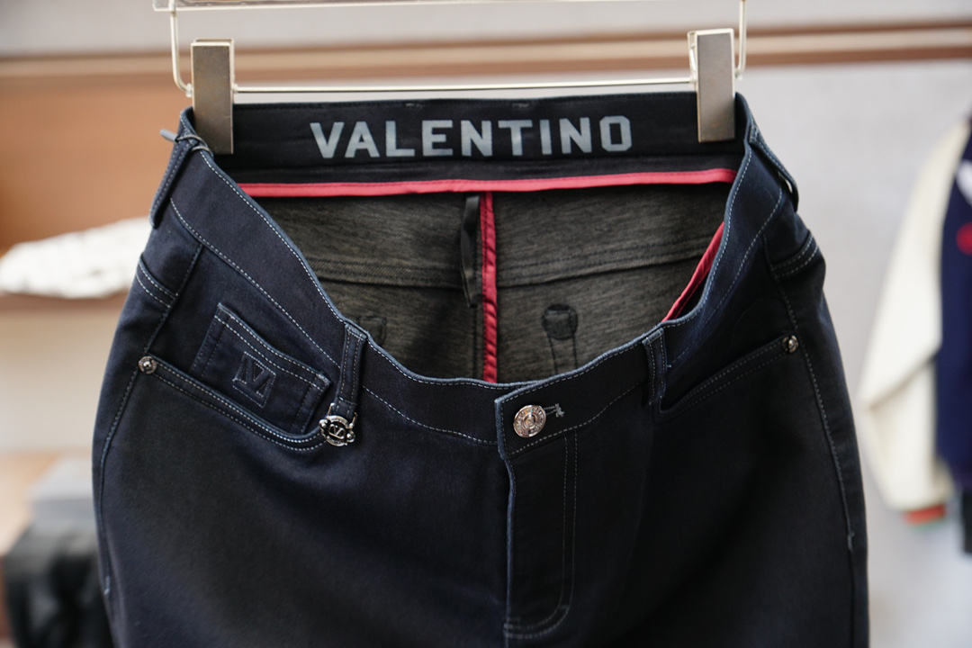 华伦天奴-新款来袭🍌2025早秋新款新款休闲裤牛仔裤，高端定制系列。进口高密度纯棉加沙洗工艺舒适柔软亲肤