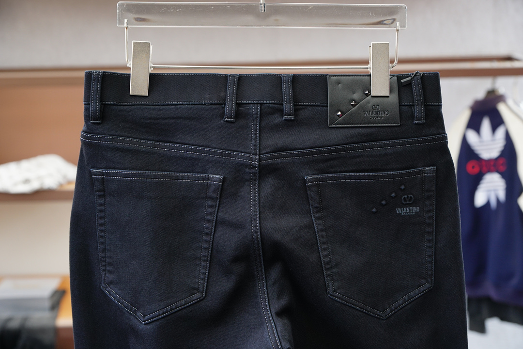 华伦天奴-新款来袭🍌2025早秋新款新款休闲裤牛仔裤，高端定制系列。进口高密度纯棉加沙洗工艺舒适柔软亲肤