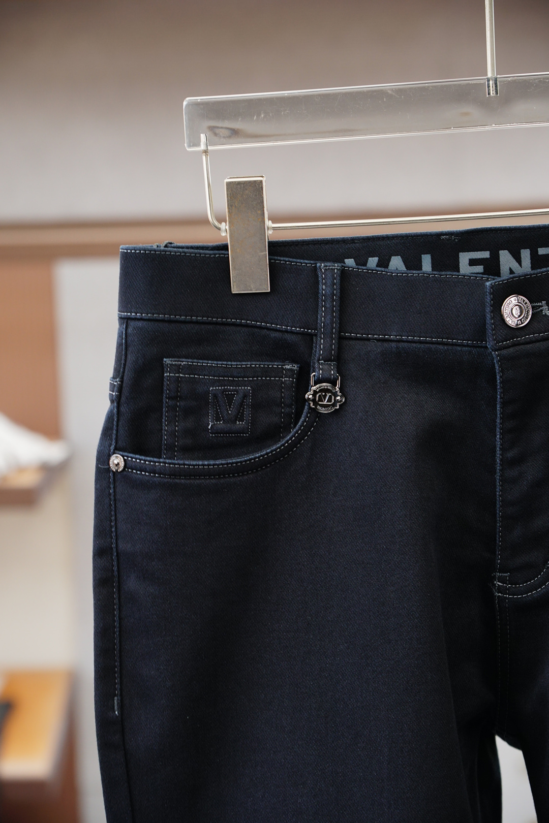 华伦天奴-新款来袭🍌2025早秋新款新款休闲裤牛仔裤，高端定制系列。进口高密度纯棉加沙洗工艺舒适柔软亲肤