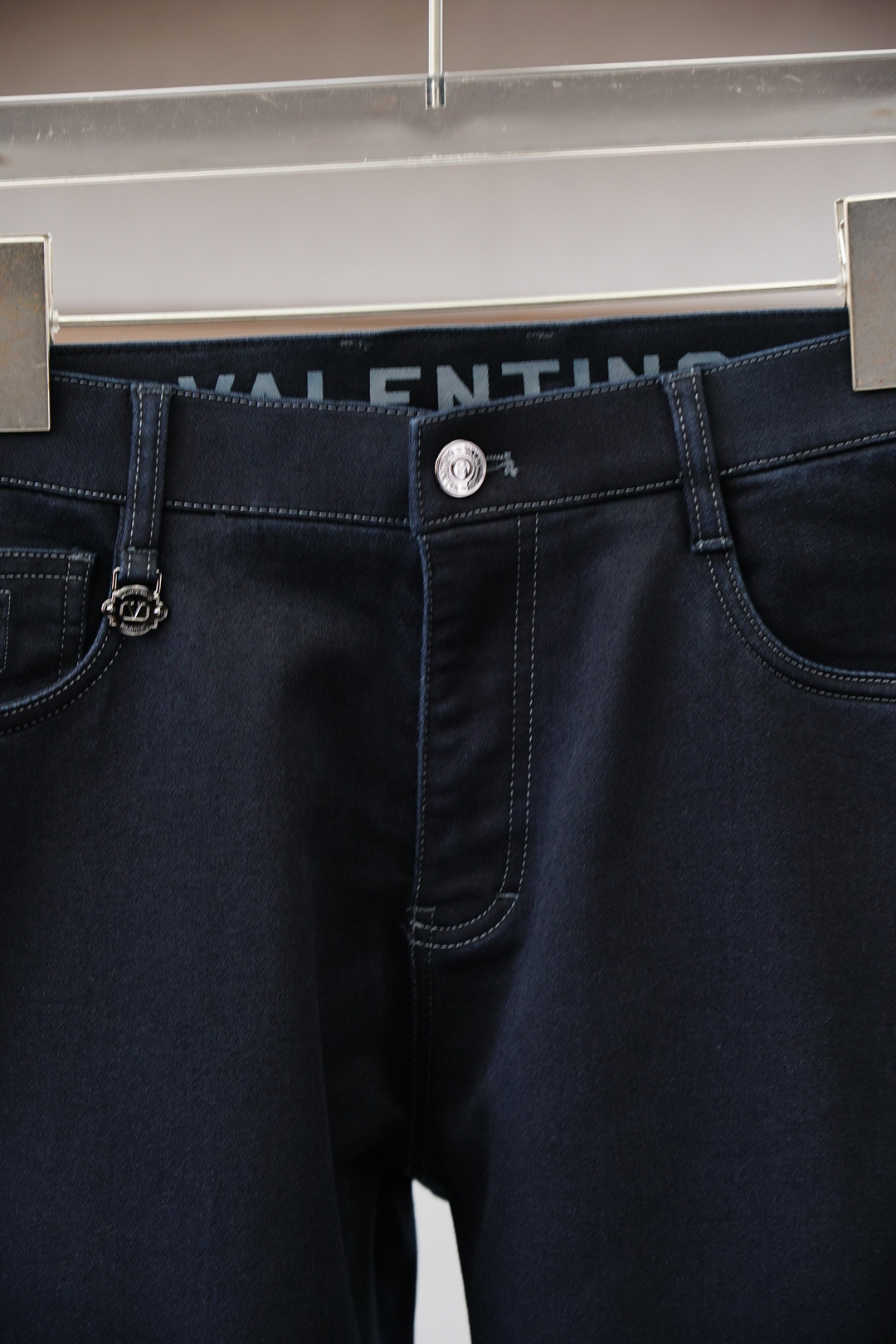 华伦天奴-新款来袭🍌2025早秋新款新款休闲裤牛仔裤，高端定制系列。进口高密度纯棉加沙洗工艺舒适柔软亲肤