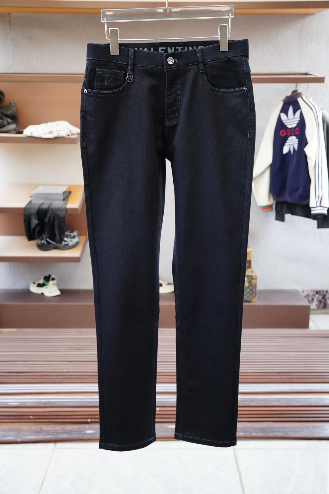 NO:539018,Valentino - New style is coming 2025 early autumn new style of casual pants and jeans, high-end custom series. Imported high-density pure cotton Gaza washing process is comfortable, soft and skin-friendly, straight and not easy to wrinkle, simple and clear, super versatile, super fashionable and versatile, straight and stylish, a must-have for the wardrobe!  Suitable for any occasion to wear 30-38 pick up the next day, valentino, jeans, alexander wang19860909华伦天奴-新款来袭2025早秋新款新款休闲裤牛仔裤,高端定制系列.进口高密度纯棉加沙洗工艺舒适柔软亲肤,笔挺不易起皱,简单明了,超级百搭上身效果超级棒时尚百搭,笔挺有型,衣橱必备！适合任何场合穿着 30-38隔天取货无,,valentino,jeans,alexander wang,Men's clothing