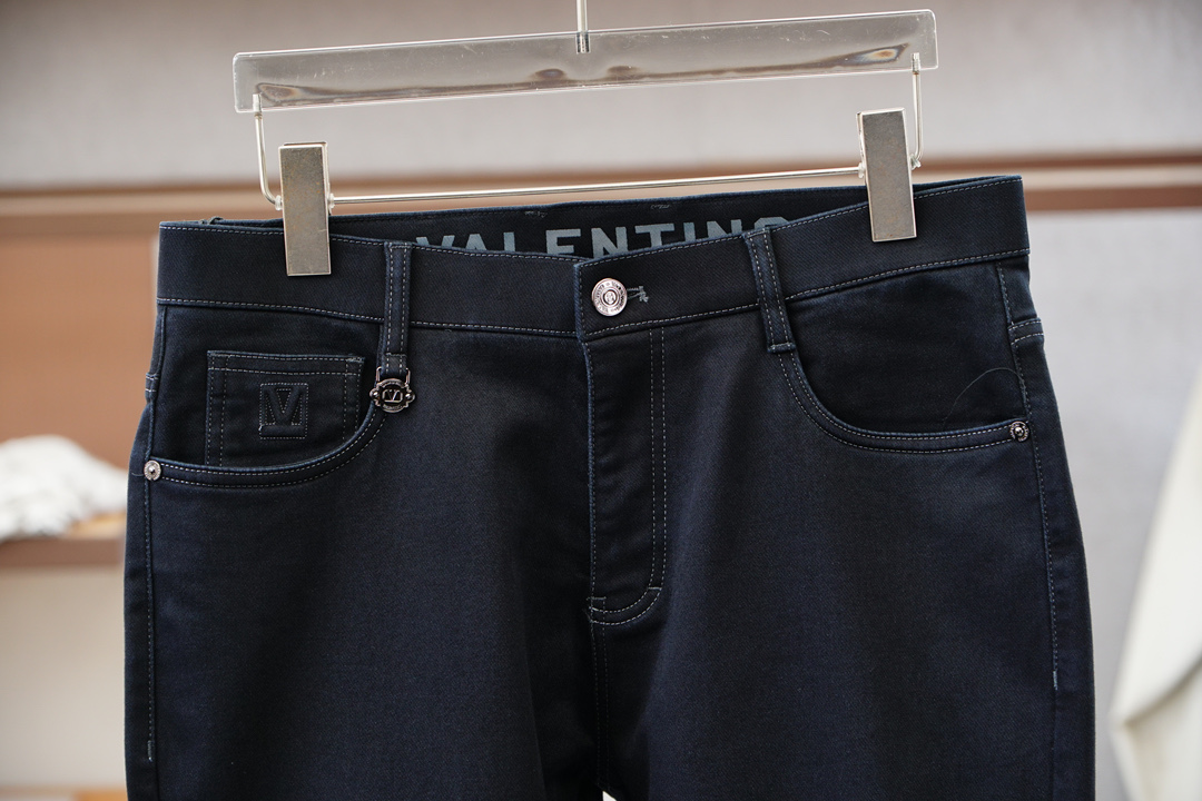 华伦天奴-新款来袭🍌2025早秋新款新款休闲裤牛仔裤，高端定制系列。进口高密度纯棉加沙洗工艺舒适柔软亲肤