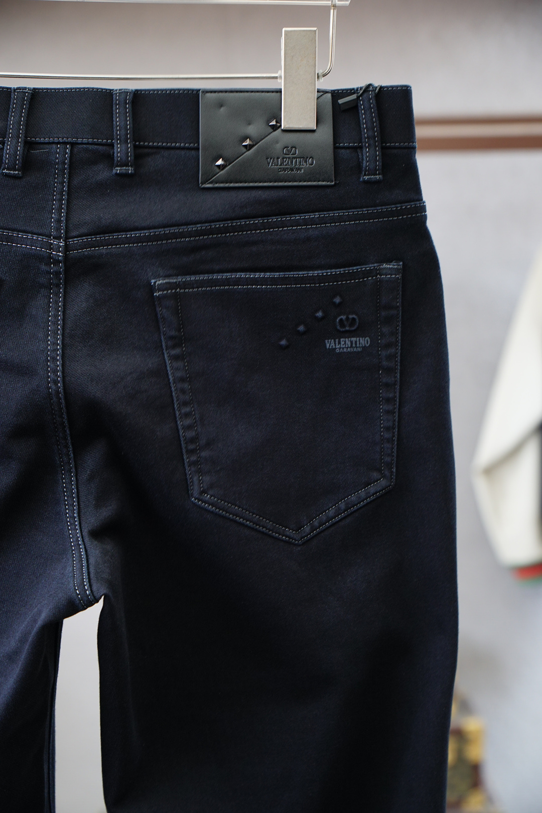 华伦天奴-新款来袭🍌2025早秋新款新款休闲裤牛仔裤，高端定制系列。进口高密度纯棉加沙洗工艺舒适柔软亲肤