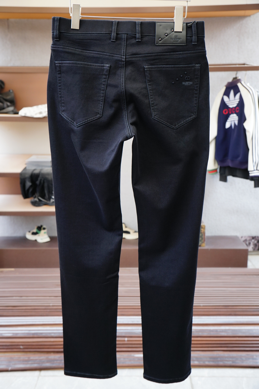 华伦天奴-新款来袭🍌2025早秋新款新款休闲裤牛仔裤，高端定制系列。进口高密度纯棉加沙洗工艺舒适柔软亲肤