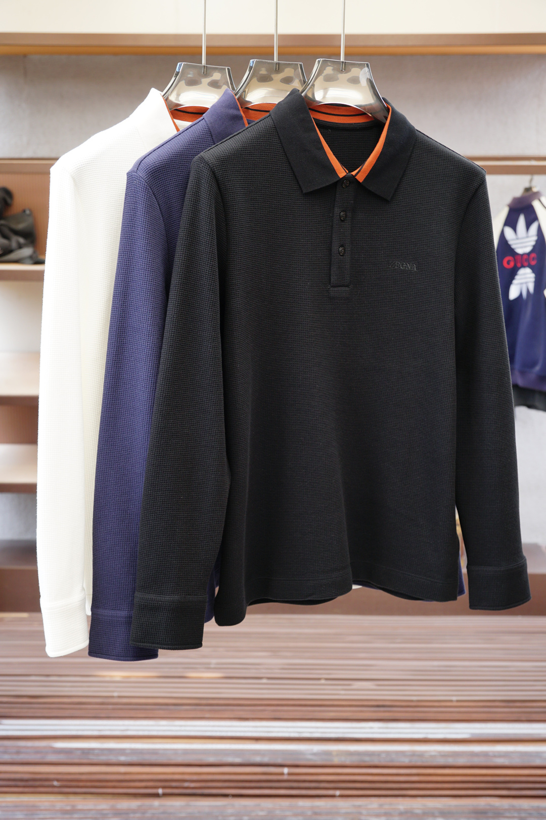 NO:541010,Jenia/2025FW new product is launched in high-end business long-sleeved Polo series, high-quality trendy trendy vane, selected customized high-end horse cotton fabric, soft and delicate touch, skin-friendly, loose bottom edge design, strong inclusiveness, low-key and luxurious contrasting craftsmanship, fine needle movement, overall lines of ready-made garments are smooth and not crooked, collar ring thread knitted fabric, high elasticity and comfort, special style and tailoring, comprehensive ergonomics, inside and outside wear, OK, different from market currency, not bother, simple and fashionable modern trend, ultra-high cost-effectiveness, quality control texture and details, super first-tier brand factories, recommended (M family series) Code number M-3XL,,zegna,alexander wang19860909杰尼亚/2025FW新品火爆上市啦高端商务长袖Polo系列, 高品质量潮流风向标 精选定制高端匹马棉面料 触感柔软细腻亲肤 底部散边设计不勒身 包容性强 撞色工艺低调奢华 精细针法走位 成衣整体线条流畅不歪斜 领圈螺纹针织面料 弹性大舒适度高 版型特调剪裁综合人体工学 内搭外穿都OK 区别市场通货 不俱比较 简约时尚现代潮流 超高性价比 品控质感细节类比超一线品牌工厂 爆肝推荐（M家系列） 码数M-3XL,,zegna,alexander wang,Men's clothing