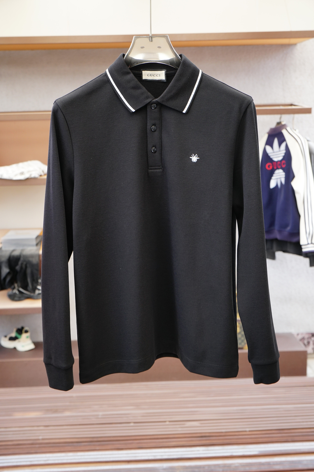 NO:541013,Dior/2025FW new product is launched in high-end business long-sleeved Polo series, high-quality trendy trendy vane, selected customized high-end horse cotton fabric, soft and delicate touch, skin-friendly, loose bottom edge design, strong inclusiveness, low-key and luxurious contrasting craftsmanship, fine needle movement, overall lines of ready-made garments are smooth and not crooked, collar ring thread knitted fabric, high elasticity and comfort, special style and tailoring, comprehensive ergonomics, inside and outside wear, OK, different from market currency, not bother, simple and fashionable modern trend, ultra-high cost-effectiveness, quality control texture and details, super first-tier brand factories, explosive recommendation (M family series) Code number M-3XL,,dior,dior,alexander wang19860909Dior迪奥/2025FW新品火爆上市啦高端商务长袖Polo系列, 高品质量潮流风向标 精选定制高端匹马棉面料 触感柔软细腻亲肤 底部散边设计不勒身 包容性强 撞色工艺低调奢华 精细针法走位 成衣整体线条流畅不歪斜 领圈螺纹针织面料 弹性大舒适度高 版型特调剪裁综合人体工学 内搭外穿都OK 区别市场通货 不俱比较 简约时尚现代潮流 超高性价比 品控质感细节类比超一线品牌工厂 爆肝推荐（M家系列） 码数M-3XL,,dior,dior,alexander wang,Men's clothing