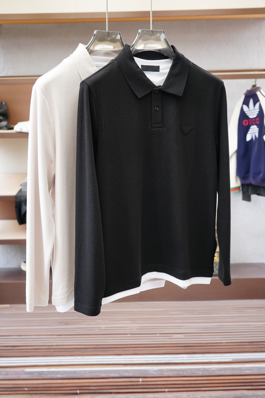 NO:541016,Prada-2025FW new product is launched in high-end business long-sleeved Polo series, high-quality trendy trendy vane, selected customized high-end horse cotton fabric, soft and delicate touch, skin-friendly, loose bottom edge design, strong inclusiveness, low-key and luxurious contrasting craftsmanship, fine needle movement, overall lines of ready-made garments are smooth and not crooked, collar ring thread knitted fabric, high elasticity and comfort, special style and tailoring, comprehensive ergonomics, inside and outside wear, OK, different from market currency, not bother, simple and fashionable modern trend, ultra-high cost-effectiveness, quality control texture and details, super first-tier brand factories, recommended (M family series) Code number M-3XL,,prada,prada,alexander wang19860909Prada普拉达-2025FW新品火爆上市啦高端商务长袖Polo系列, 高品质量潮流风向标 精选定制高端匹马棉面料 触感柔软细腻亲肤 底部散边设计不勒身 包容性强 撞色工艺低调奢华 精细针法走位 成衣整体线条流畅不歪斜 领圈螺纹针织面料 弹性大舒适度高 版型特调剪裁综合人体工学 内搭外穿都OK 区别市场通货 不俱比较 简约时尚现代潮流 超高性价比 品控质感细节类比超一线品牌工厂 爆肝推荐（M家系列） 码数M-3XL,,prada,prada,alexander wang,Men's clothing