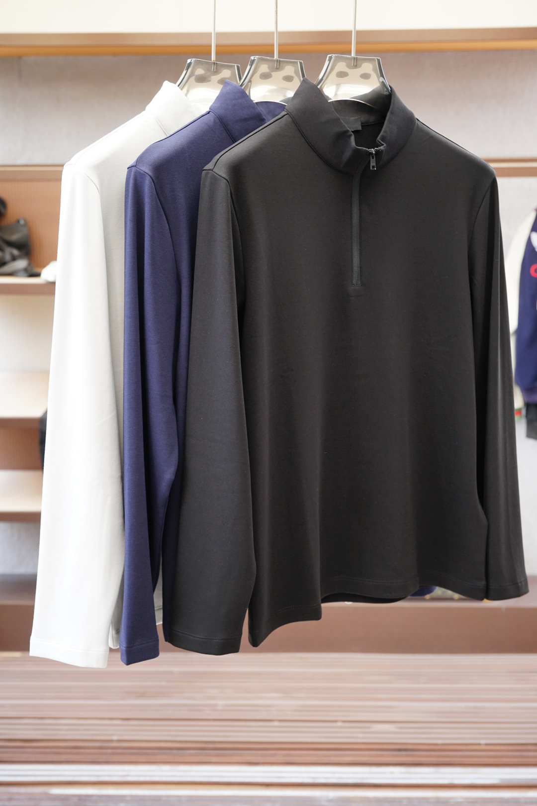 NO:541017,Prada/2025FW new product is launched in high-end business long-sleeved stand collar series, high-quality trendy trend vane, selected customized high-end horse cotton fabric, soft and delicate touch, skin-friendly, loose bottom edge design, strong inclusiveness, low-key and luxurious contrasting craftsmanship, fine needle movement, overall lines of ready-made garments are smooth and not crooked, collar ring thread knitted fabric, high elasticity and comfort, special style and tailoring, comprehensive ergonomics, inside and outside wear, OK, different from market currency, not bother, simple and fashionable modern trend, ultra-high cost-effectiveness, quality control texture and details, super first-tier brand factories, recommended (M family series) code number M-3XL,,prada,prada,alexander wang19860909Prada普拉达/2025FW新品火爆上市啦高端商务长袖立领系列, 高品质量潮流风向标 精选定制高端匹马棉面料 触感柔软细腻亲肤 底部散边设计不勒身 包容性强 撞色工艺低调奢华 精细针法走位 成衣整体线条流畅不歪斜 领圈螺纹针织面料 弹性大舒适度高 版型特调剪裁综合人体工学 内搭外穿都OK 区别市场通货 不俱比较 简约时尚现代潮流 超高性价比 品控质感细节类比超一线品牌工厂 爆肝推荐（M家系列） 码数M-3XL,,prada,prada,alexander wang,Men's clothing