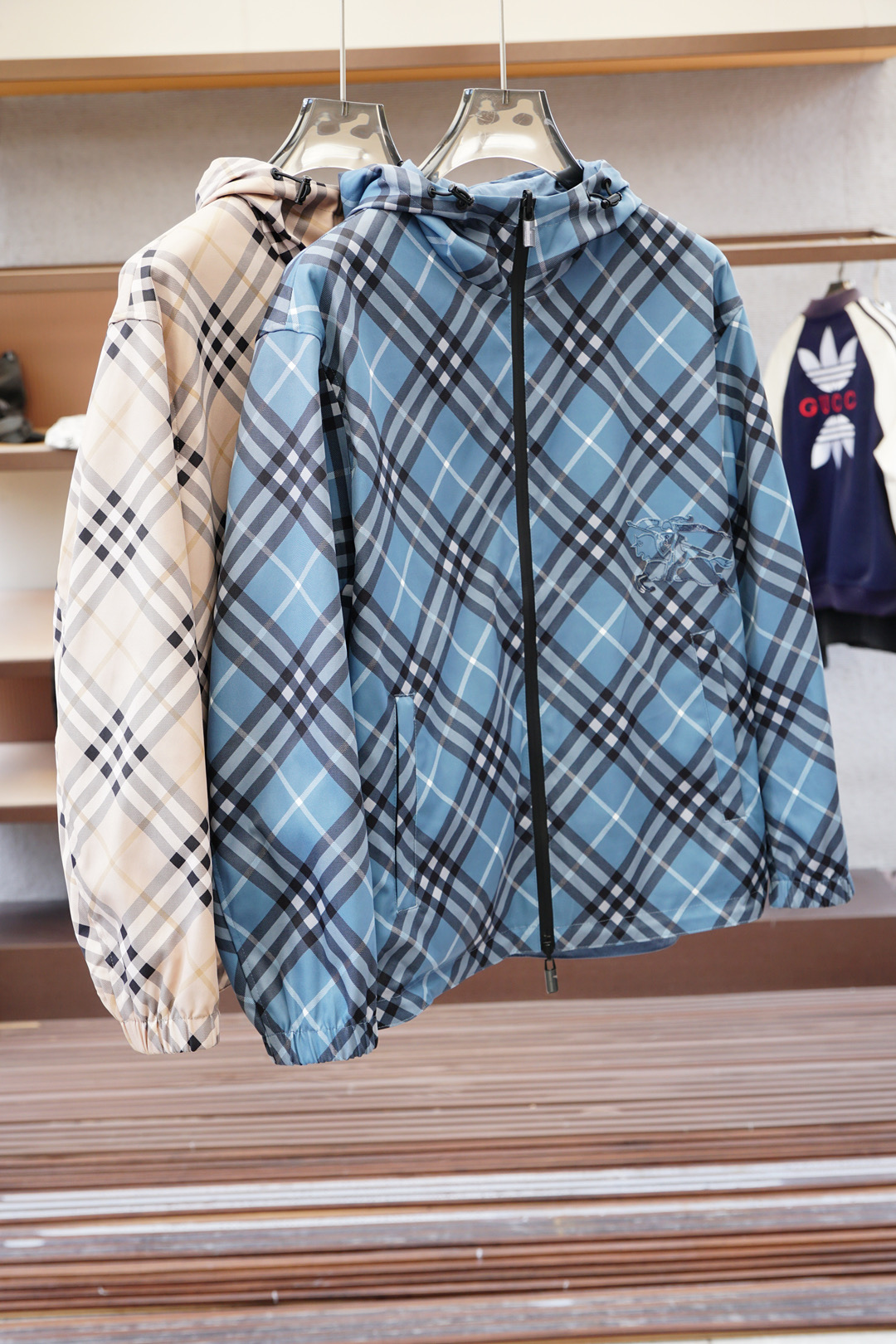 NO:570513,BBR Burberry/2025 Autumn Jacket Reversible Jacket is a new counter product this year. The men's super soft fabric and the upper body sheer special fabric are all ultra-thin polyester fiber fabrics imported from the UK. They have a light luster, a unique texture, and a soft and smooth feel. It is not a product that can be compared with ordinary fabrics. Conventional hooded design, iconic logo modification on the hem!  Very attractive design, liningless inseam hemming process, the details are very good, it is very difficult to make such a thin fabric, it requires very technical attention, the details determine the high-end. Minimalist design elements of the season, a must-have item for trendy men, perfect slim fit, highly recommended!  Size M-3XL,,burberry,jackets & coats,jackets & coats,hats,alexander wang19860909BBR 巴宝莉/2025秋季夹克双面外套今年的专柜新品,男士超软面料,上身透特供面料都是英国进口的超薄聚酯纤维纤维面料,淡淡光泽,质感独特,手感柔嫩顺滑,不是一般面料所能对比的产品.常规的连帽设计,下摆标志性logo修饰！非常极具魅力的设计,无里布内缝包边工艺,细节非常到位,这么薄的面料做出来非常有难度,要非常讲究技术的一款,细节决定高端.极简当季的设计元素,潮男必备单品,完美修身版型,强烈推荐！尺码M-3XL,,burberry,jackets & coats,jackets & coats,hats,alexander wang,Men's clothing