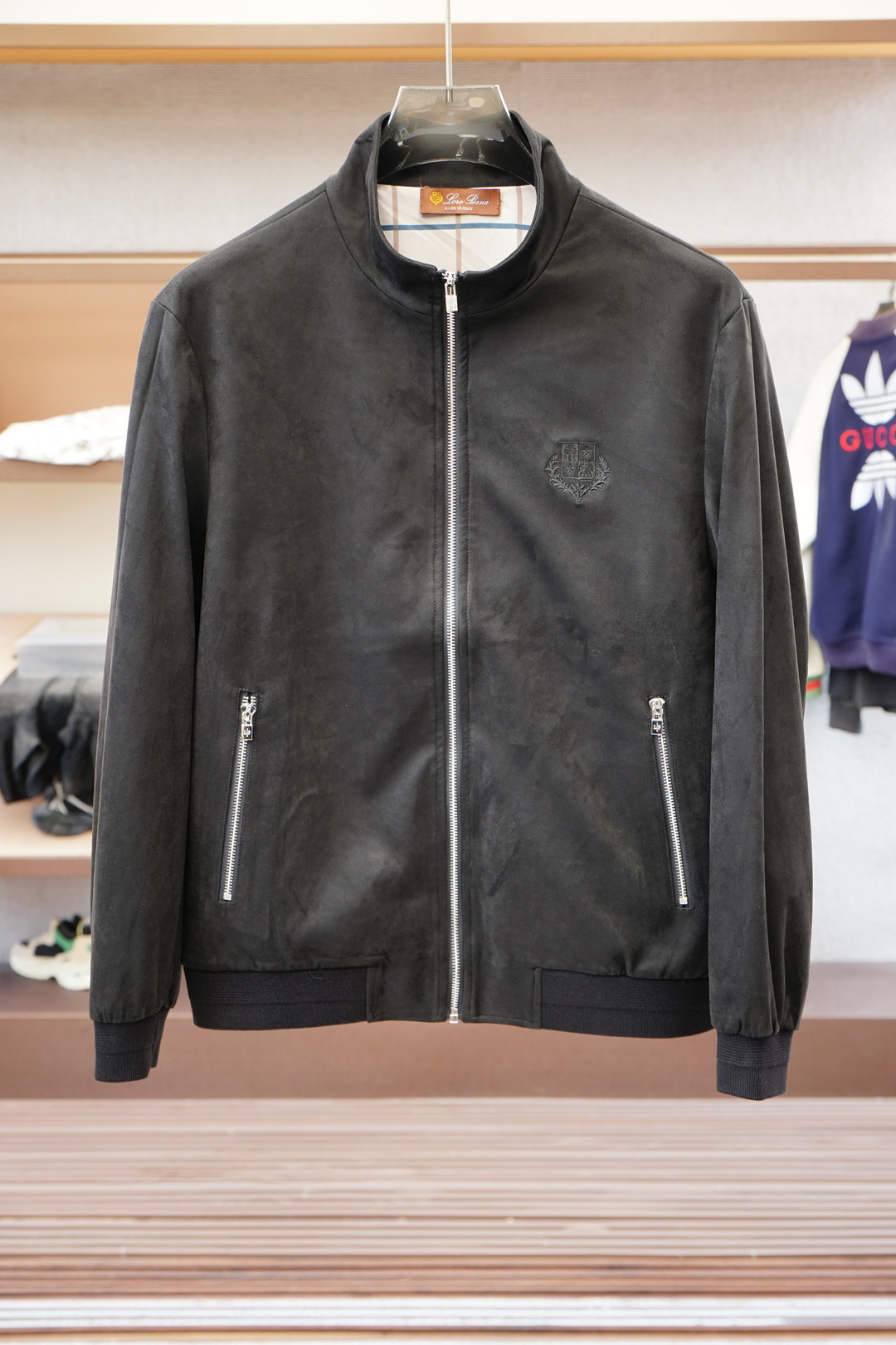 NO:570518,LP, the new jacket autumn and winter series 2025 business casual stand-up collar, selected imitation suede fabric, the material with clear warp and latitude lines is combined with technological coating, which brings windproof and hydrophobic properties while being soft to wear. With multiple taped zippers and waterproof storage inner bags, it can easily solve the trouble of traveling lightly. Fashionable micro-expanded version, multiple computer printed text patterns. Tailored back piece splicing, the upper body is not bloated, dedicated to the 25 autumn and winter new fashion. Color Gray Angora Red  Size M-3XL,,loro piana,jackets & coats,chamois leather,alexander wang19860909LP,外套秋冬新款系列2025商务休闲立领,精选仿麂皮面料,经纬线分明的材质结合科技镀层,带来防风疏水同时柔软穿着的特性.配合多处压胶拉链及防水收纳内袋,轻松解决出门轻行的烦恼.时尚微扩版型,多重电脑印花文字图案.立裁后片拼接,上身不臃肿,敬献25秋冬时尚新作. 颜色灰色安哥拉红 尺码M-3XL,,loro piana,jackets & coats,chamois leather,alexander wang,Men's clothing