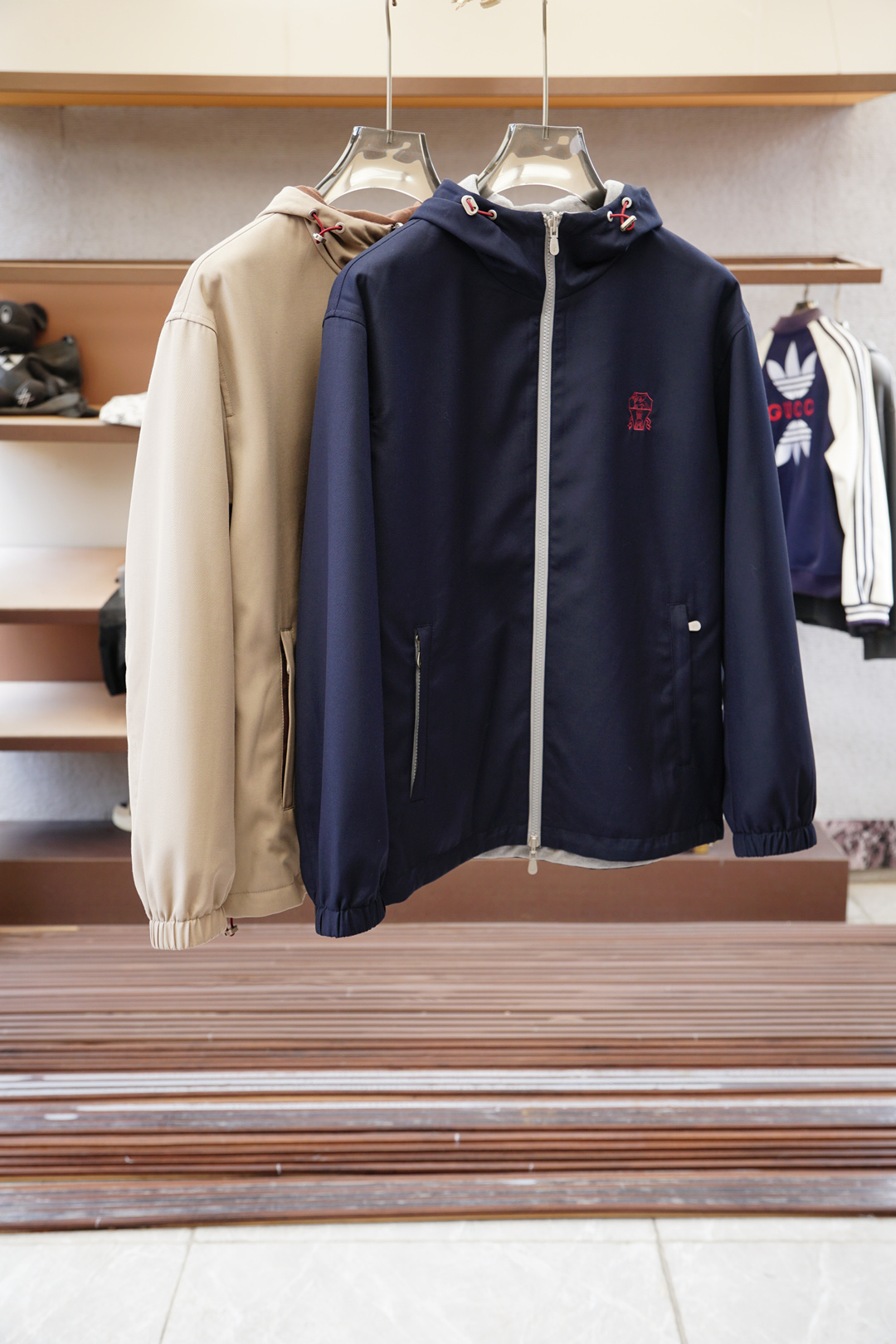 NO:570508,Bruti/2025 Autumn Jacket Reversible Jacket!  This year’s new counter product, men’s super soft fabric is cool and popular  Jacket. A fashionable and versatile style for the city. It will be super popular this year. It is a must-have item in summer. It is easy to carry and folds up to a little volume. It can be quickly dehydrated and dried after washing. The upper body is breathable and fashionable. The specially supplied fabrics are all ultra-thin polyester fiber fabrics imported from the UK. They have a light luster, a unique texture, and a soft and smooth feel. It is not a product that can be compared with ordinary fabrics. Conventional hooded design, iconic logo decoration on the hem!  Very attractive design, liningless inseam hemming process, the details are very good, it is very difficult to make such a thin fabric, it requires very technical attention, the details determine the high-end. Minimalist design elements of the season, a must-have item for trendy men, perfect slim fit, highly recommended!  Size M-3XL,,jackets & coats,jackets & coats,hats,alexander wang19860909布鲁提/2025秋季夹克双面 外套！今年的专柜新品,男士超软面料帅酷爆款 外套.时尚都市百搭款,今年必定超火爆,夏季必备神器,,携带方便,折叠起来是一点点的体积,水洗后快速脱水干爽,上身透气而且时尚靓丽.特供面料都是英国进口的超薄聚酯纤维纤维面料,淡淡光泽,质感独特,手感柔嫩顺滑,不是一般面料所能对比的产品.常规的连帽设计,下摆标志性logo修饰！非常极具魅力的设计,无里布内缝包边工艺,细节非常到位,这么薄的面料做出来非常有难度,要非常讲究技术的一款,细节决定高端.极简当季的设计元素,潮男必备单品,完美修身版型,强烈推荐！尺码M-3XL,,jackets & coats,jackets & coats,hats,alexander wang,Men's clothing