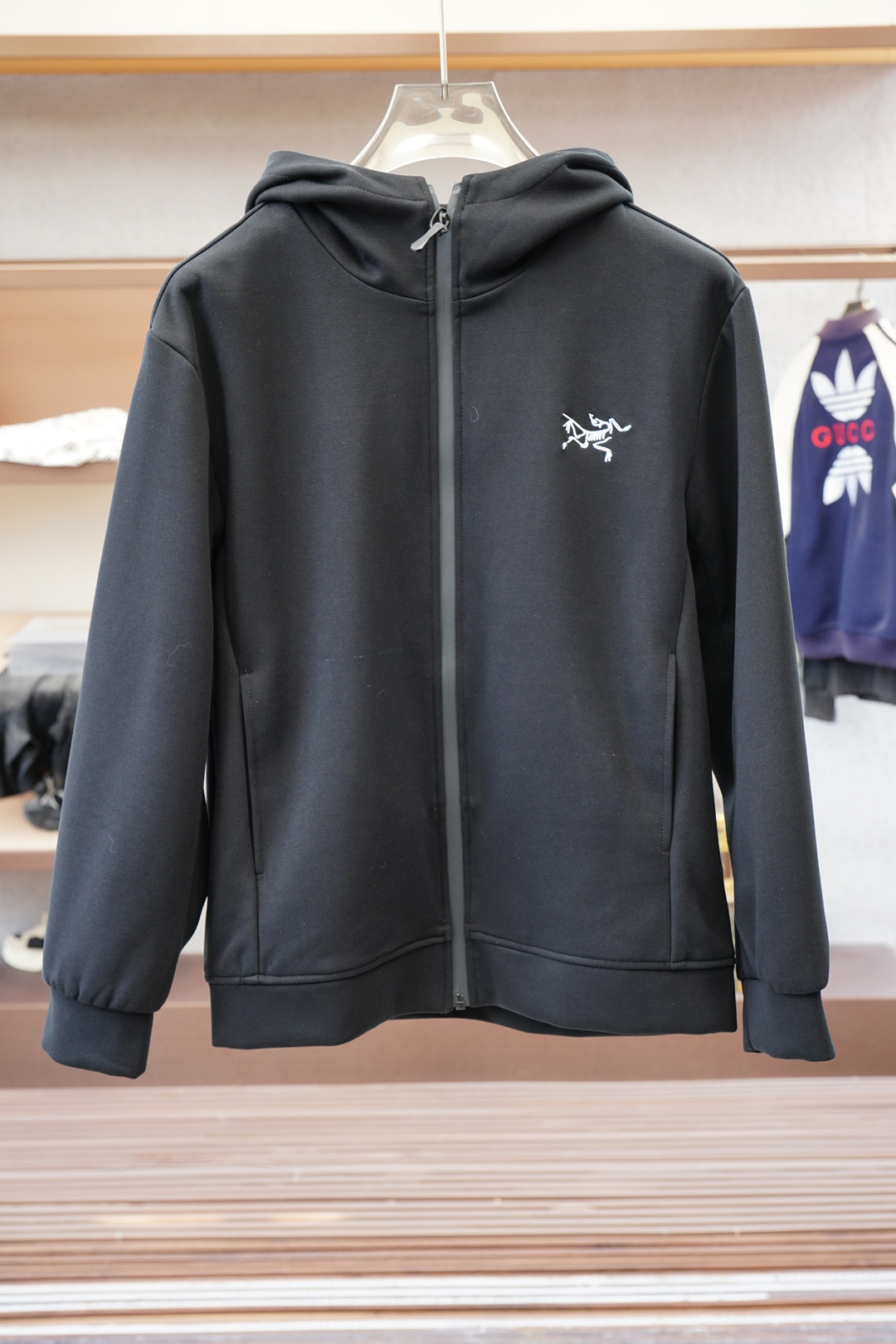 NO:570498,Arc'teryx, the hottest jacket of 2025 - M-3XL Unisex Jacket/The highest version, the windproof performance can effectively block the invasion of wind and keep the body warm. 2. The waterproof performance can prevent rain penetration and keep the body dry. 3. The breathable performance allows the sweat and moisture discharged by the body to escape, avoiding stuffiness and discomfort. 4. Durability uses high-strength fabrics with good wear resistance and tear resistance.  5. Versatility is usually equipped with multiple pockets, adjustable hoods and cuffs, etc., making it easy to carry items and adjust wearing comfort.,arc'teryx,jackets & coats,hats,alexander wang19860909始祖鸟,2025爆款外套- M-3XL男女同款外套/最高版本,防风性能能够有效阻挡风的侵袭,保持身体温暖. 2.防水性能可以防止雨水渗透,保持身体干燥. 3.透气性能允许身体排出的汗水和湿气散发出去,避免闷热和不适. 4.耐用性采用高强度的面料,具有较好的耐磨性和抗撕裂性. 5.多功能性通常配有多个口袋、可调节的帽子和袖口等,方便携带物品和调整穿着舒适度.,arc'teryx,jackets & coats,hats,alexander wang,Men's clothing