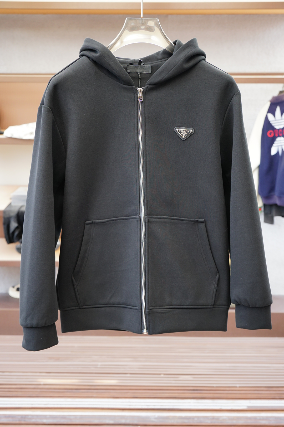 NO:570503,Prada's 2025 popular jacket. M-3XL Jacket for men and women, the highest version. The windproof performance can effectively block the invasion of wind and keep the body warm. 2. The waterproof performance can prevent rain penetration and keep the body dry. 3. The breathable performance allows the sweat and moisture discharged by the body to escape, avoiding stuffiness and discomfort. 4. Durability uses high-strength fabrics with good wear resistance and tear resistance.  5. Versatility is usually equipped with multiple pockets, adjustable hoods and cuffs, etc., making it easy to carry items and adjust wearing comfort.,,prada,prada,jackets & coats,hats,alexander wang19860909Prada普拉达2025爆款外套. M-3XL男女同款冲锋衣,最高版本,防风性能能够有效阻挡风的侵袭,保持身体温暖. 2.防水性能可以防止雨水渗透,保持身体干燥. 3.透气性能允许身体排出的汗水和湿气散发出去,避免闷热和不适. 4.耐用性采用高强度的面料,具有较好的耐磨性和抗撕裂性. 5.多功能性通常配有多个口袋、可调节的帽子和袖口等,方便携带物品和调整穿着舒适度.,,prada,prada,jackets & coats,hats,alexander wang,Men's clothing