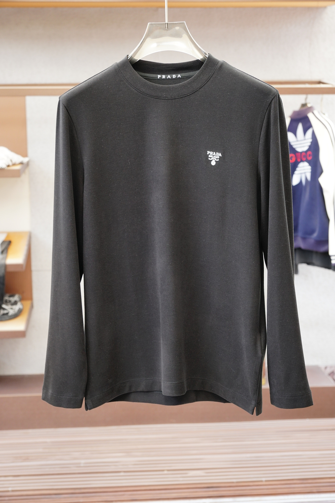 NO:524140,Prada-2025FW new product is on the market. High-quality trendy trendy vane. Selected customized high-end horse cotton fabric. Soft and delicate touch. No skin-friendly. Sticky bottom edge design is not slim. Strong inclusiveness. Contrast color craftsmanship is low-key and luxurious. Fine needle movement. The overall lines of ready-made garments are smooth and not crooked. Collar ring thread knitted fabric. High elasticity and comfort. Special style and tailoring are comprehensive ergonomics. The inside and outside are OK. Different from market currency. No comparison. Simple and fashionable modern trend. Super high cost-effectiveness. Quality control texture and details are analogous to the first-tier brand factories. Recommended liver (bottoming series) Code number M-3XL,,prada,prada,alexander wang19860909Prada普拉达-2025FW新品火爆上市啦 高品质量潮流风向标 精选定制高端匹马棉面料 触感柔软细腻亲肤 底部散边设计不勒身 包容性强 撞色工艺低调奢华 精细针法走位 成衣整体线条流畅不歪斜 领圈螺纹针织面料 弹性大舒适度高 版型特调剪裁综合人体工学 内搭外穿都OK 区别市场通货 不俱比较 简约时尚现代潮流 超高性价比 品控质感细节类比超一线品牌工厂 爆肝推荐（打底系列） 码数M-3XL,,prada,prada,alexander wang,Men's clothing