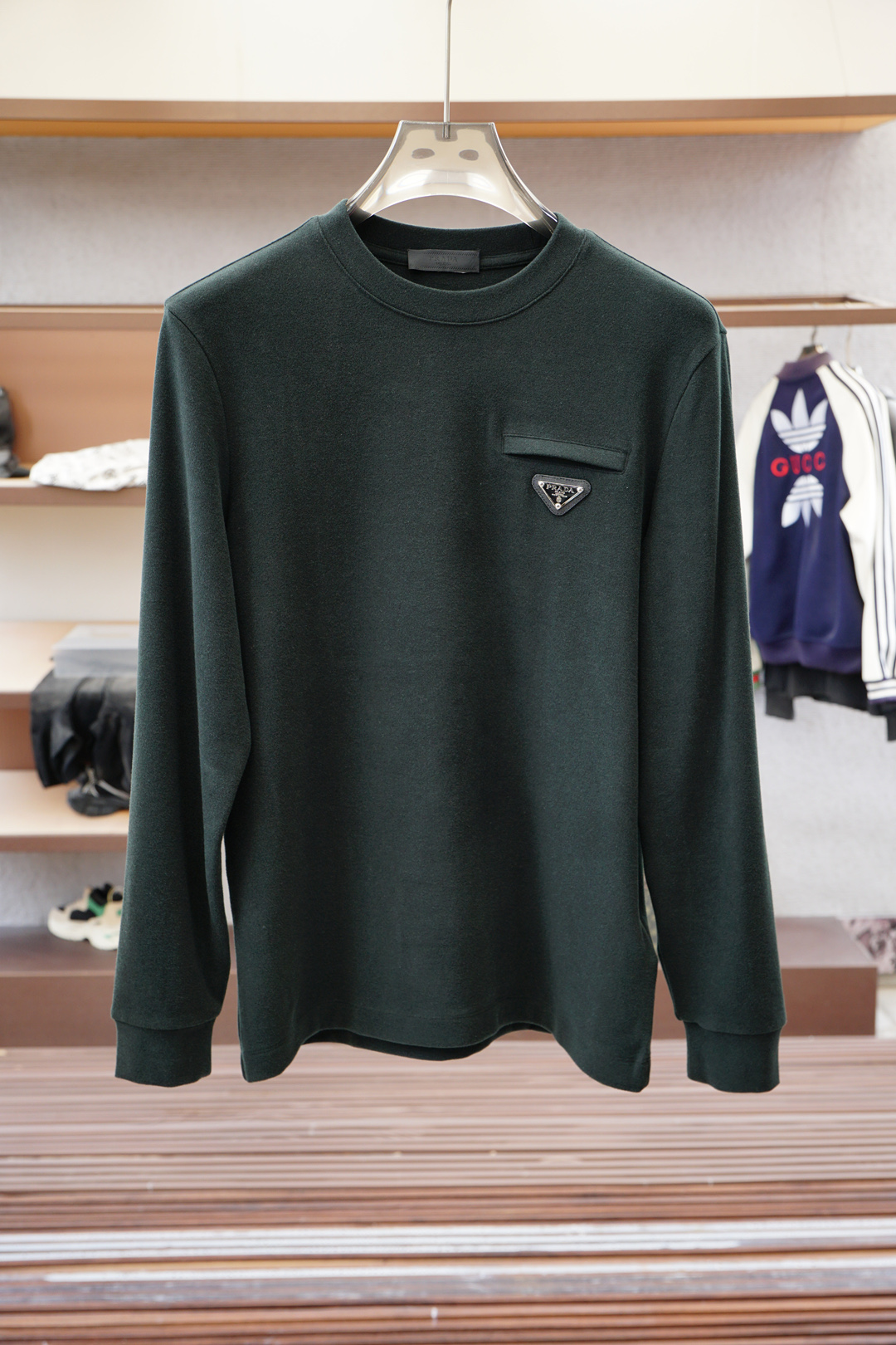 NO:524109,Prada-2025FW new product is on the market. High-quality trendy trendy vane. Selected customized high-end horse cotton fabric. Soft and delicate touch. No skin-friendly. Sticky bottom edge design is not slim. Strong inclusiveness. Contrast color craftsmanship is low-key and luxurious. Fine needle movement. The overall lines of ready-made garments are smooth and not crooked. Collar ring thread knitted fabric. High elasticity and comfort. Special style and tailoring are comprehensive ergonomics. The inside and outside are OK. Different from market currency. No comparison. Simple and fashionable modern trend. Super high cost-effectiveness. Quality control texture and details are analogous to the first-tier brand factories. Recommended liver (bottoming series) Code number M-3XL,,prada,prada,alexander wang19860909Prada普拉达-2025FW新品火爆上市啦 高品质量潮流风向标 精选定制高端匹马棉面料 触感柔软细腻亲肤 底部散边设计不勒身 包容性强 撞色工艺低调奢华 精细针法走位 成衣整体线条流畅不歪斜 领圈螺纹针织面料 弹性大舒适度高 版型特调剪裁综合人体工学 内搭外穿都OK 区别市场通货 不俱比较 简约时尚现代潮流 超高性价比 品控质感细节类比超一线品牌工厂 爆肝推荐（打底系列） 码数M-3XL,,prada,prada,alexander wang,Men's clothing