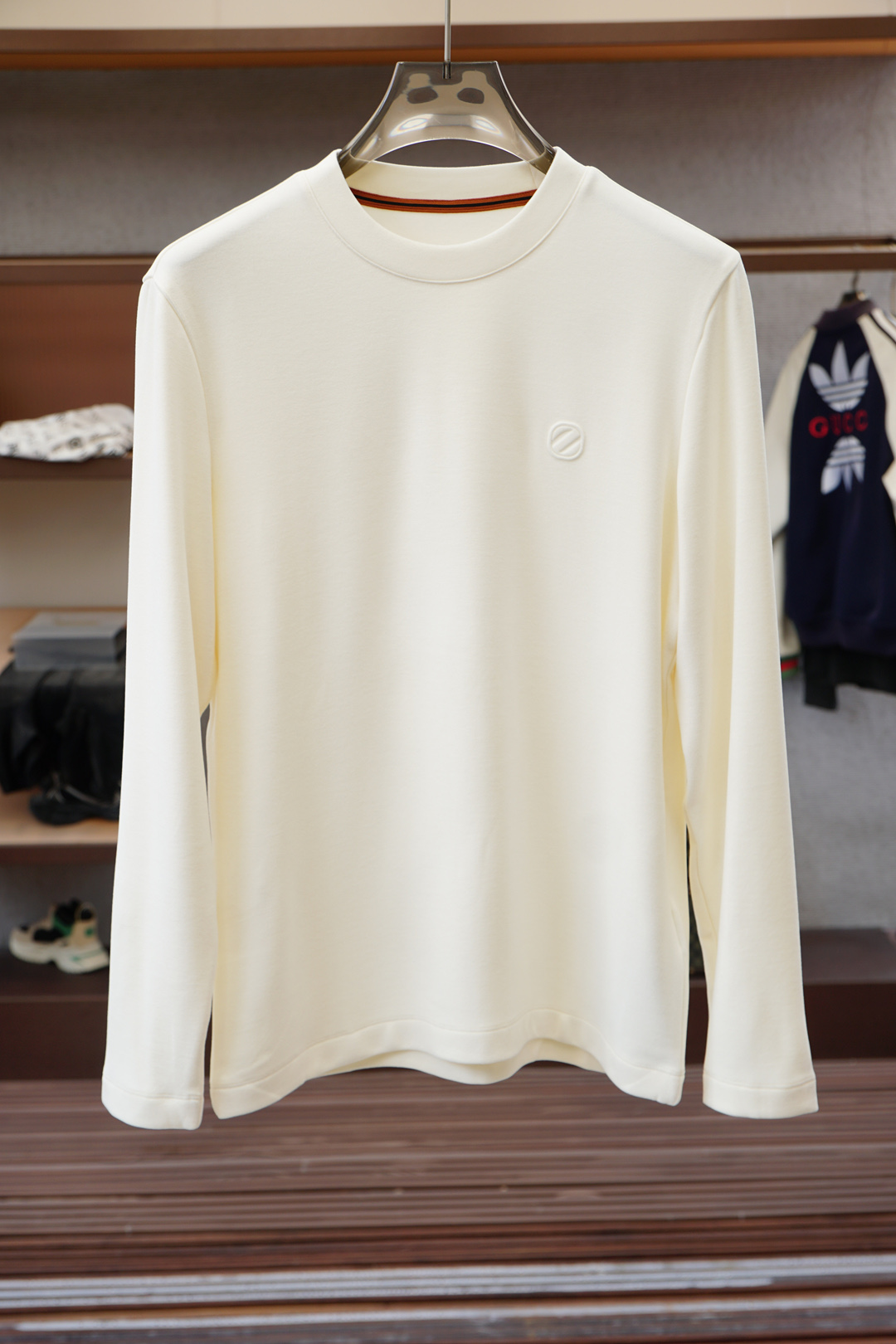 NO:524112,Jenia-2025FW new product is on the market. High-quality trendy trendy vane. Selected customized high-end horse cotton fabric. Soft and delicate touch. No skin-friendly. Sticky bottom edge design. Strong inclusiveness. Low-key and luxurious contrasting craftsmanship. Fine needle-like movement. The overall lines of ready-made garments are smooth and not crooked. Collar ring thread knitted fabric. High elasticity and comfort. Special style and tailoring. Comprehensive ergonomics. The inside and outside are OK. Different from market currency. No comparison. Simple and fashionable modern trend. Super high cost-effectiveness. Quality control texture and details are analogous to the first-tier brand factories. Recommended liver (bottoming series) Code number M-3XL, zegna, alexander wang.19860909杰尼亚-2025FW新品火爆上市啦 高品质量潮流风向标 精选定制高端匹马棉面料 触感柔软细腻亲肤 底部散边设计不勒身 包容性强 撞色工艺低调奢华 精细针法走位 成衣整体线条流畅不歪斜 领圈螺纹针织面料 弹性大舒适度高 版型特调剪裁综合人体工学 内搭外穿都OK 区别市场通货 不俱比较 简约时尚现代潮流 超高性价比 品控质感细节类比超一线品牌工厂 爆肝推荐（打底系列） 码数M-3XL,,zegna,alexander wang,Men's clothing