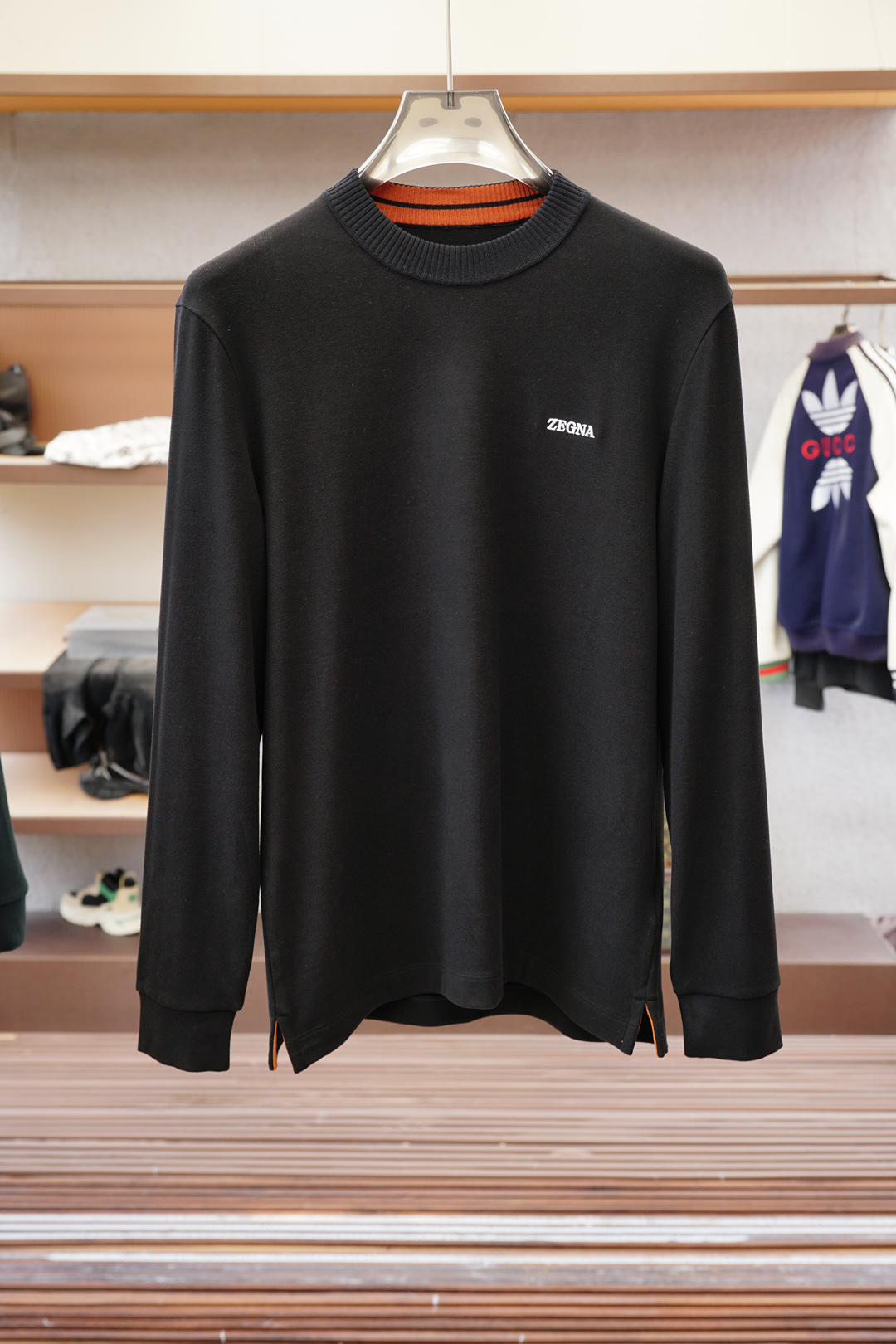 NO:524115,Jenia-2025FW new product is on the market. High-quality trendy trendy vane. Selected customized high-end knitted cotton fabric. Soft and delicate touch. No skin-friendly. Sticky bottom edge design is not slim. Strong inclusiveness. Low-key and luxurious contrasting craftsmanship. Fine needle-like movement. The overall lines of ready-made garments are smooth and not crooked. Collar ring thread knitted fabric. High elasticity and comfort. Special style and tailoring. Comprehensive ergonomics. The inside and outside are OK. Different from market currency. No comparison. Simple and fashionable modern trend. Super high cost-effectiveness. Quality control texture and details are analogous to the first-tier brand factories. Recommended liver (bottoming series) Code number M-3XL, zegna, alexander wang.19860909杰尼亚-2025FW新品火爆上市啦 高品质量潮流风向标 精选定制高端针织纯棉面料 触感柔软细腻亲肤 底部散边设计不勒身 包容性强 撞色工艺低调奢华 精细针法走位 成衣整体线条流畅不歪斜 领圈螺纹针织面料 弹性大舒适度高 版型特调剪裁综合人体工学 内搭外穿都OK 区别市场通货 不俱比较 简约时尚现代潮流 超高性价比 品控质感细节类比超一线品牌工厂 爆肝推荐（打底系列） 码数M-3XL,,zegna,alexander wang,Men's clothing