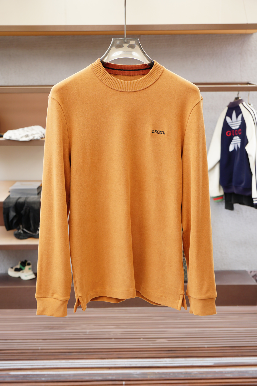 NO:681899,Ermenegildo Zegna - FW new products are now on the market. High-quality and trend-setting. Selected and customized high-end knitted cotton fabrics. Soft, delicate and skin-friendly. The loose edge design at the bottom is not tight and tolerant. The contrasting color craftsmanship is low-key and luxurious. Fine stitching. The overall line of the garment is smooth and not skewed. The collar threaded knitted fabric has high elasticity and high comfort. The specially tailored tailoring is comprehensive and ergonomic. It is OK to wear inside or outside. Different market currencies. Comparative. Simple, fashionable and modern trend.  Super cost-effective, quality control and texture details are comparable to first-tier brand factories. Highly recommended (base series). Size M-3XL,,zegna,19860909杰尼亚-FW新品火爆上市啦 高品质量潮流风向标 精选定制高端针织纯棉面料 触感柔软细腻亲肤 底部散边设计不勒身 包容性强 撞色工艺低调奢华 精细针法走位 成衣整体线条流畅不歪斜 领圈螺纹针织面料 弹性大舒适度高 版型特调剪裁综合人体工学 内搭外穿都OK 区别市场通货 不俱比较 简约时尚现代潮流 超高性价比 品控质感细节类比超一线品牌工厂 爆肝推荐（打底系列） 码数M-3XL,,zegna,,Men's clothing