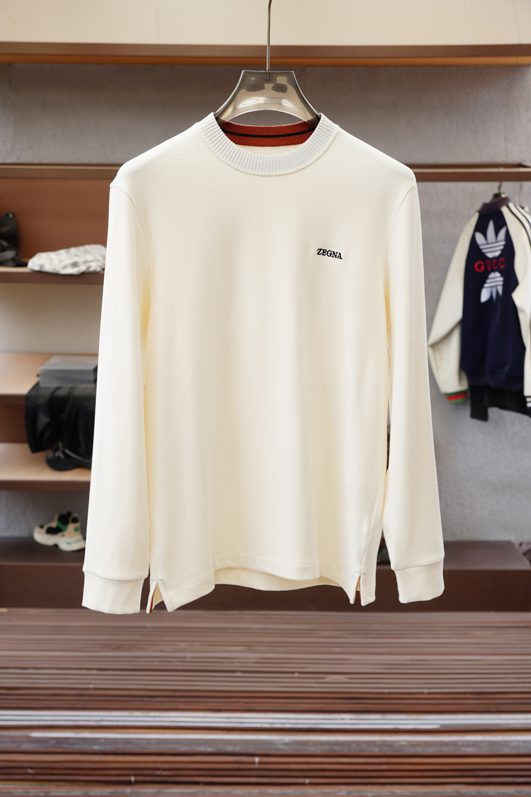 NO:524118,Jenia-2025FW new product is on the market. High-quality trend trend vane. Selected customized high-end knitted sweater fabric. Soft and delicate touch. No skin-friendly. Sticky bottom edge design is not slim. Strong inclusiveness. Contrast color craftsmanship is low-key and luxurious. Fine needle movement. The overall lines of ready-made garments are smooth and not crooked. Collar ring thread knitted fabric. High elasticity and comfort. Special style and tailoring are comprehensive ergonomics. The inside and outside are OK. Different from market currency. No comparison. Simple and fashionable modern trend. Super high cost-effectiveness. Quality control texture and details are analogous to the first-tier brand factories. Recommended liver (bottoming series) Code number M-3XL, zegna, sweaters, alexander wang.19860909杰尼亚-2025FW新品火爆上市啦 高品质量潮流风向标 精选定制高端针织毛衣面料 触感柔软细腻亲肤 底部散边设计不勒身 包容性强 撞色工艺低调奢华 精细针法走位 成衣整体线条流畅不歪斜 领圈螺纹针织面料 弹性大舒适度高 版型特调剪裁综合人体工学 内搭外穿都OK 区别市场通货 不俱比较 简约时尚现代潮流 超高性价比 品控质感细节类比超一线品牌工厂 爆肝推荐（打底系列） 码数M-3XL,,zegna,sweaters,alexander wang,Men's clothing