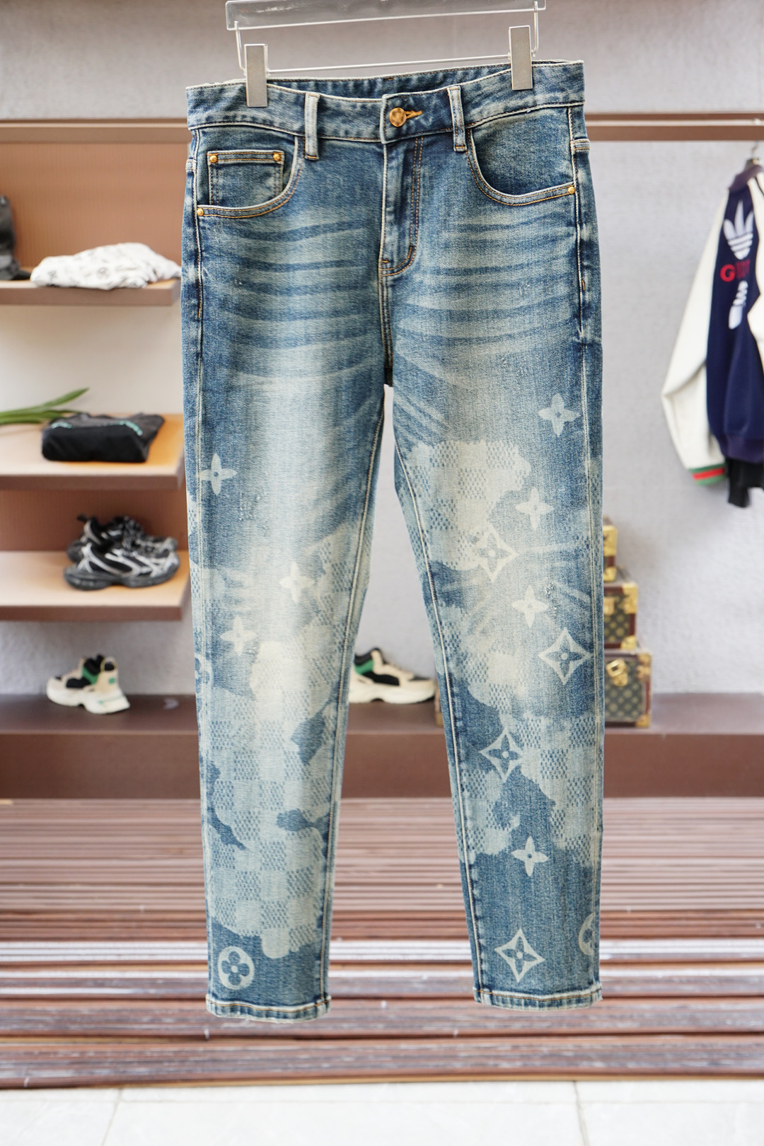 NO:524153,- McQueen/New style is coming early autumn new style casual pants jeans, high-end custom series. Imported high-density pure cotton Gaza washing process is comfortable, soft and skin-friendly, straight and not easy to wrinkle, simple and clear, super versatile, super fashionable and versatile, straight and stylish, a must-have for the wardrobe!  Suitable for any occasion to wear 30-38 pick up the next day, alexander mcqueen,jeans,alexander wang19860909- 麦昆/新款来袭早秋新款新款休闲裤牛仔裤,高端定制系列.进口高密度纯棉加沙洗工艺舒适柔软亲肤,笔挺不易起皱,简单明了,超级百搭上身效果超级棒时尚百搭,笔挺有型,衣橱必备！适合任何场合穿着 30-38隔天取货无,,alexander mcqueen,jeans,alexander wang,Men's clothing