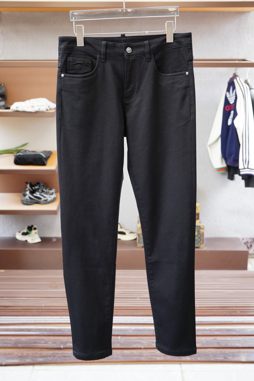 NO:524147,Prada's new style is coming early autumn new style casual pants jeans, high-end custom series. Imported high-density pure cotton Gaza washing process is comfortable, soft and skin-friendly, straight and not easy to wrinkle, simple and clear, super versatile, super fashionable and versatile, straight and stylish, a must-have for the wardrobe!  Suitable for any occasion to wear 30-38 pick up the next day, prada, jeans, alexander wang19860909普拉达新款来袭早秋新款新款休闲裤牛仔裤,高端定制系列.进口高密度纯棉加沙洗工艺舒适柔软亲肤,笔挺不易起皱,简单明了,超级百搭上身效果超级棒时尚百搭,笔挺有型,衣橱必备！适合任何场合穿着 30-38隔天取货无,,prada,jeans,alexander wang,Men's clothing