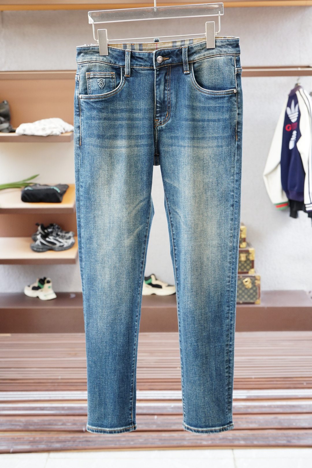 NO:524165,- BBR Burberry - New style is coming early autumn new style of casual pants and jeans, high-end custom series. Imported high-density pure cotton Gaza washing process is comfortable, soft and skin-friendly, straight and not easy to wrinkle, simple and clear, super versatile, fashionable and versatile, straight and stylish, must-have in the wardrobe!  Suitable for any occasion to wear 30-38 pick up the next day, burberry, jeans, alexander wang19860909- BBR 巴宝莉-新款来袭早秋新款新款休闲裤牛仔裤,高端定制系列.进口高密度纯棉加沙洗工艺舒适柔软亲肤,笔挺不易起皱,简单明了,超级百搭上身效果超级棒时尚百搭,笔挺有型,衣橱必备！适合任何场合穿着 30-38隔天取货无,,burberry,jeans,alexander wang,Men's clothing