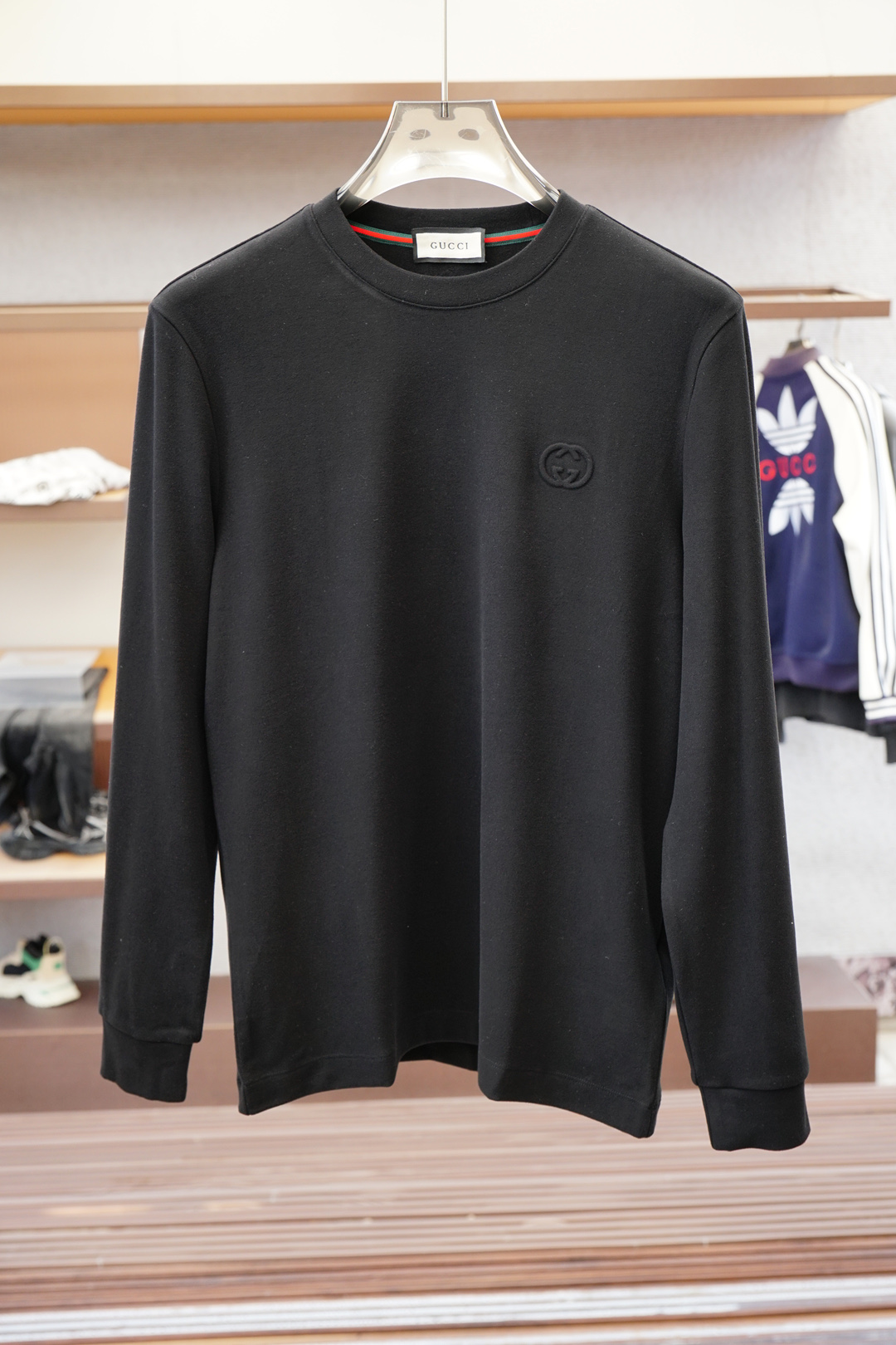 NO:681893,Gucci Gucci FW new products are now on the market. High-quality and trendy vane. Selected and customized high-end pure cotton brushed fabrics. Soft, delicate and skin-friendly. The loose edge design at the bottom is not constricting. Strong inclusiveness. Contrasting color technology is low-key and luxurious. Fine stitching. The overall line of the garment is smooth and not skewed. Collar threaded knitted fabric. High elasticity and high comfort. Special tailoring and comprehensive ergonomics. Can be worn inside or outside. Different market currencies. Comparative. Simple, fashionable and modern trend.  Super cost-effective, quality control and texture details are comparable to first-tier brand factories. Highly recommended (base series). Size M-3XL,,gucci,19860909Gucci古奇FW新品火爆上市啦 高品质量潮流风向标 精选定制高端纯棉磨毛面料 触感柔软细腻亲肤 底部散边设计不勒身 包容性强 撞色工艺低调奢华 精细针法走位 成衣整体线条流畅不歪斜 领圈螺纹针织面料 弹性大舒适度高 版型特调剪裁综合人体工学 内搭外穿都OK 区别市场通货 不俱比较 简约时尚现代潮流 超高性价比 品控质感细节类比超一线品牌工厂 爆肝推荐（打底系列） 码数M-3XL,,gucci,,Men's clothing