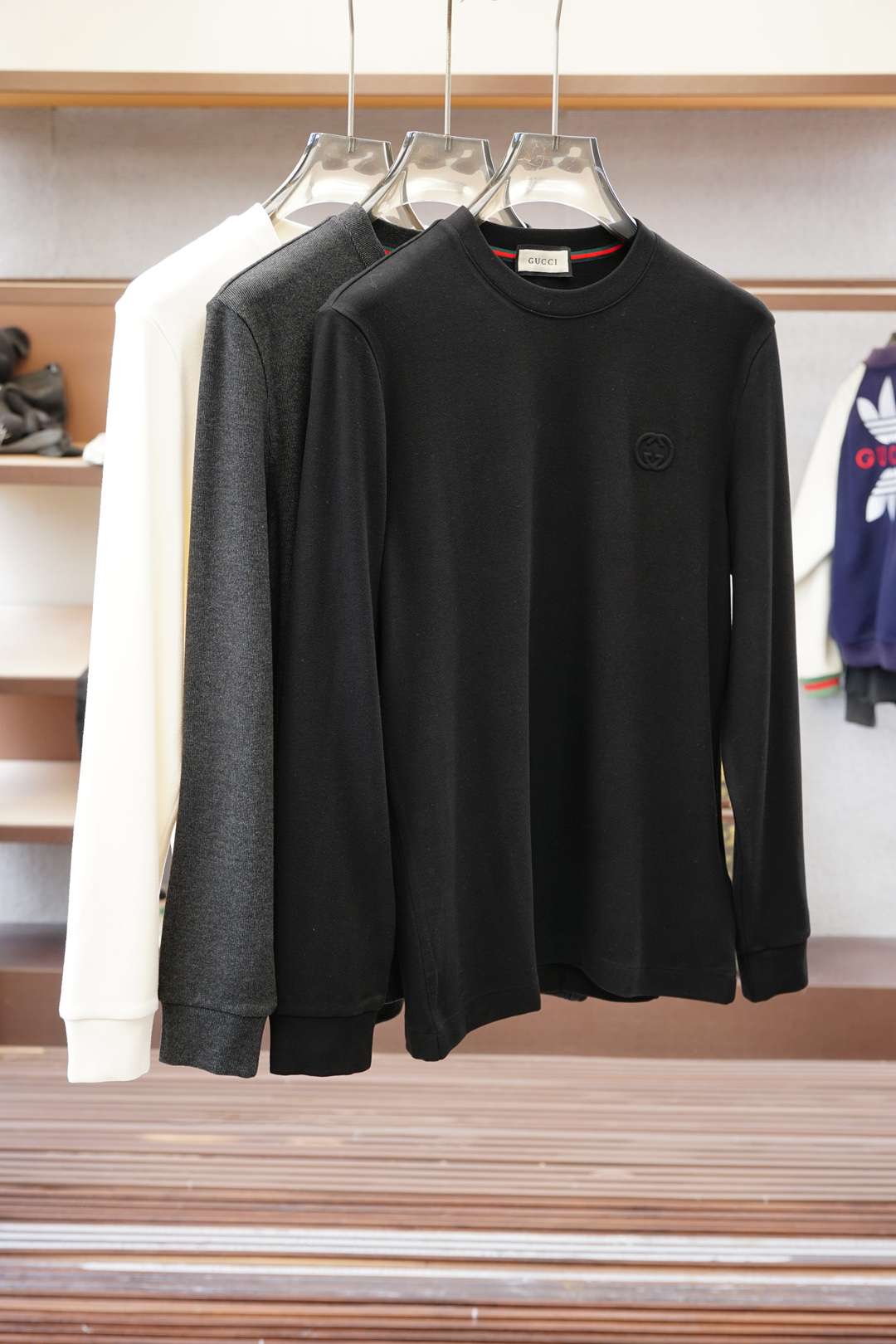 NO:524121,Gucci 2025FW is on the market. High-quality trendy trendy vane. Selected customized high-end pure cotton wool fabric. Soft and delicate touch. No skin-friendly. Sticky bottom edge design. Strong inclusiveness. Low-key and luxurious contrasting craftsmanship. Fine needle-like movement. The overall lines of ready-made garments are smooth and not crooked. Collar ring thread knitted fabric. High elasticity and comfort. Special style and tailoring. Comprehensive ergonomics. The inside and outside are OK. Different from market currency. No comparison. Simple and fashionable modern trend. Super high cost-effectiveness. Quality control texture and details are analogous to the first-tier brand factories. Recommended liver (bottoming series) Code number M-3XL,,gucci,alexander wang.19860909Gucci古奇2025FW新品火爆上市啦 高品质量潮流风向标 精选定制高端纯棉磨毛面料 触感柔软细腻亲肤 底部散边设计不勒身 包容性强 撞色工艺低调奢华 精细针法走位 成衣整体线条流畅不歪斜 领圈螺纹针织面料 弹性大舒适度高 版型特调剪裁综合人体工学 内搭外穿都OK 区别市场通货 不俱比较 简约时尚现代潮流 超高性价比 品控质感细节类比超一线品牌工厂 爆肝推荐（打底系列） 码数M-3XL,,gucci,alexander wang,Men's clothing