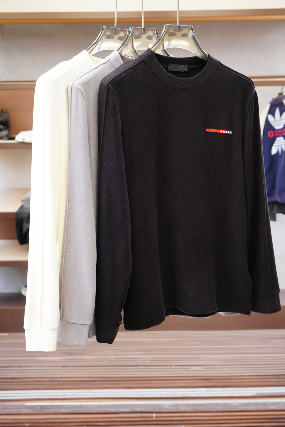 NO:524124,Prada-2025FW new product is on the market. High-quality trendy trendy vane. Selected customized high-end Pima cotton fabric. Soft and delicate touch. No skin-friendly. Sticky bottom edge design. Strong inclusiveness. Low-key and luxurious contrasting craftsmanship. Fine needle-like movement. The overall lines of ready-made garments are smooth and not crooked. Collar ring thread knitted fabric. High elasticity and comfort. Special style and tailoring. Comprehensive ergonomics. The inside and outside are OK. Different from market currency. No comparison. Simple and fashionable modern trend. Super high cost-effectiveness. Quality control texture and details are analogous to the first-tier brand factories. Recommended liver (bottoming series) Code number M-3XL,,prada,prada,alexander wang.19860909Prada普拉达-2025FW新品火爆上市啦 高品质量潮流风向标 精选定制高端皮马棉面料 触感柔软细腻亲肤 底部散边设计不勒身 包容性强 撞色工艺低调奢华 精细针法走位 成衣整体线条流畅不歪斜 领圈螺纹针织面料 弹性大舒适度高 版型特调剪裁综合人体工学 内搭外穿都OK 区别市场通货 不俱比较 简约时尚现代潮流 超高性价比 品控质感细节类比超一线品牌工厂 爆肝推荐（打底系列） 码数M-3XL,,prada,prada,alexander wang,Men's clothing