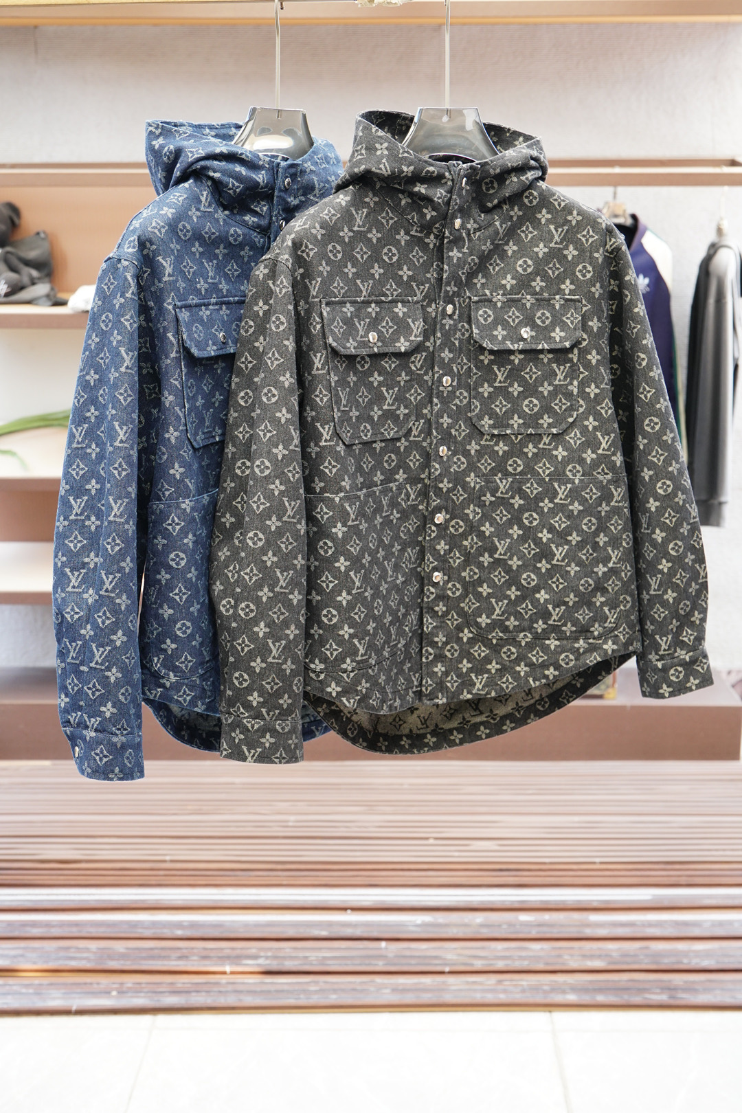 NO:524146,Lv-Louis Vuitton/V home classic Monogram presbyterian patterns are artistically reconstructed. Unlike traditional repetitions, the designer cleverly incorporates Renaissance-style fountain elements and natural and lively tree silhouettes, allowing the iconic symbols to form a narrative poem on the fabric that looks like a garden secret language - each pattern is a unique artistic imprint.,,louis vuitton,louis vuitton,alexander wang19860909Lv-路易威登/V家经典Monogram老花图案进行艺术化重构.不同于传统的重复印花,设计师巧妙融入了文艺复兴风格的喷泉元素与自然灵动的树木剪影,让标志性符号在面料上形成宛如花园密语的叙事诗——每一处图案都是独一二的艺术印记.,,louis vuitton,louis vuitton,alexander wang,Men's clothing