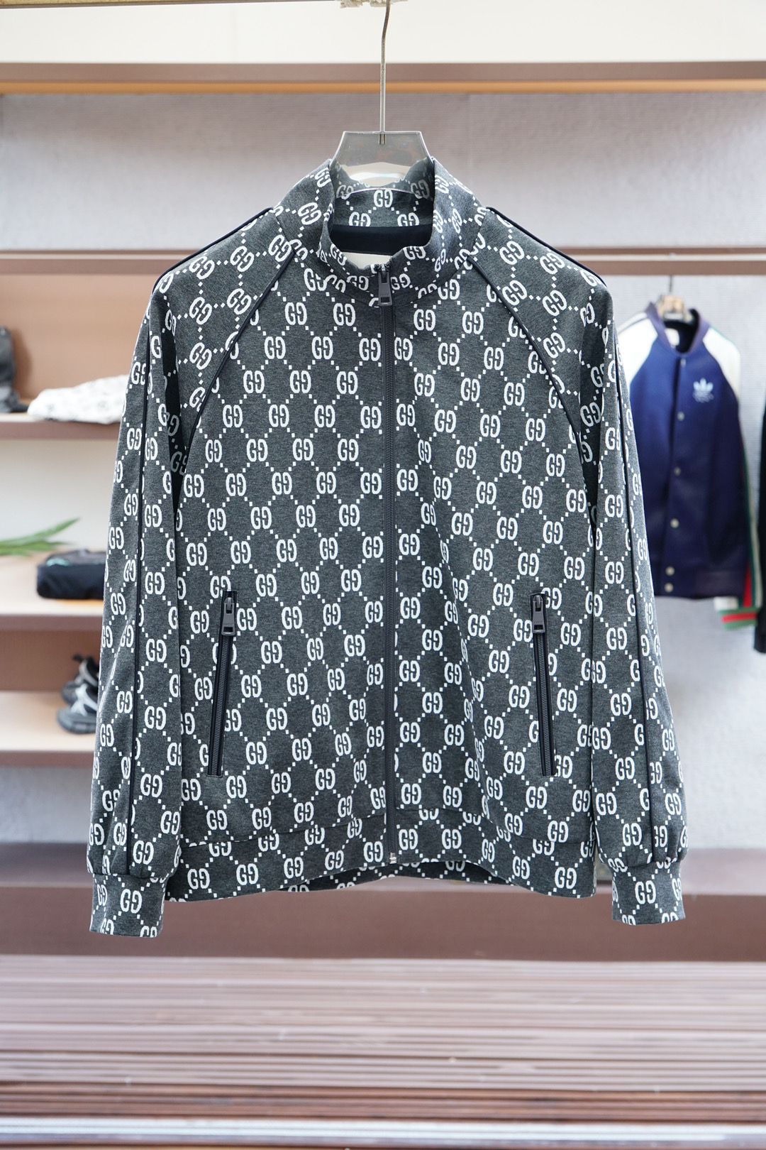 NO:524145,Gucci / Collection of Premium Products] G family men's high-end fashion hooded jacket (removable hat), Hong Kong foreign business channels, original products from France, new products for 25 years of autumn and winter, exclusive for sale, a must-choose item for major fashion bloggers!  As the spokesperson at the top of the luxury pyramid, G Home's design this season is inspired by the brand's double G elements, and uses clever design techniques to make unique innovations. The dual G elements are integrated into the fabric and reinterpreted and better presentation, reflecting the brand's classic logo logo itself has strong adaptability and eternal charm, and can travel through different fashion cycles. The whole body is exquisitely tailored, and the stand-up collar design is neat and stylish, which can well modify the neck lines and shoulder contours. The overall contour is neither too loose nor too tight, just right. The hooded design adds the casual feel and practicality of the jacket, creating a casual street style.  In terms of craftsmanship details, the car on the chest has an iconic leather LOGO label that highlights the brand characteristics and conforms to the latest design concept of the season. The detachable hat has become the highlight of this dress and adapts to the needs of different scenarios. All zippers and buttons are all supplied by customers. The silver metal accessories are quite eye-catching and have a fashionable texture, which is very expensive, luxurious and high-end!  Moreover, each is engraved with a brand logo. The details show the ingenious craftsmanship, and the workmanship is extremely rigorous and exquisite, showing the characteristics of luxury and atmosphericity in place. The upper body is full of styles, both business and leisure, and it is easy to control various body shapes. It is not only a cold-proof jacket, but also a fashionable investment item that can significantly enhance temperament, highlight taste, and is suitable for a variety of occasions!  Ruler Size 48-56, gucci,gucci,jackets & coats,jackets & coats,hats,alexander wang19860909Gucci 古奇/典藏臻品】G家族男士高端时装款连帽夹克外套（可拆卸帽子）,香港洋行渠道,法国原产出品,25年秋冬新品,独家出售,各大时尚博主必选单品！ 作为奢侈品金字塔顶端的代言人,G家这一季的设计以品牌双G元素为灵感,用巧妙的设计手法进行别具一格的创新,将双G元素融入面料里重新演绎并获得更好的呈现,体现了品牌经典的Logo标识本身具有的极强适应性和永恒魅力,能够穿越不同的时尚周期. 通体剪裁非常考究,立领设计利落有型,能很好的修饰颈部线条和肩部轮廓,整体廓形既不过于宽松也不过于紧绷,恰到好处.连帽设计增添了夹克的休闲感和实用性,营造出随性的街头风格. 工艺细节上,胸前车有标识性的真皮LOGO标签,彰显品牌特质,契合了当季最新设计的理念.可拆卸帽子,成了这件衣服的亮点,适应不同场景需求.所有拉链和纽扣都是辅料全系客供,银色金属配饰颇为亮眼且不失时尚质感,非常贵奢高级！而且每个都刻有品牌LOGO. 细节之处尽显匠心工艺,做工极为严谨考究,将奢华大气的特征表现到位,上身型款十足,商务与休闲兼备,轻松驾驭各种身型.它不仅是一件御寒的外套,更是一件能显著提升气质、彰显品味、并适用于多种场合的时尚投资单品！尺 码48-56,,gucci,gucci,jackets & coats,jackets & coats,hats,alexander wang,Men's clothing