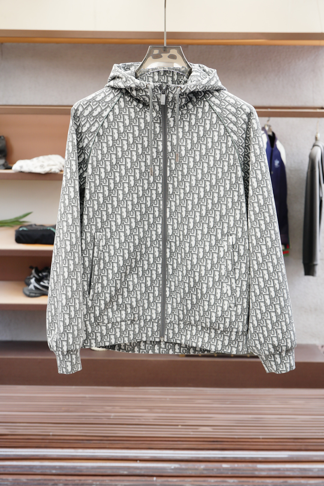 NO:524149,Lv/2025 autumn and winter new style/presby flower patterns are artistically reconstructed. Unlike traditional repetitions, the designer cleverly incorporates letter-style fountain elements and natural and lively tree silhouettes, allowing the iconic symbols to form a narrative poem like garden secret words on the fabric - each pattern is a unique artistic imprint.,,louis vuitton,alexander wang19860909Lv/2025秋冬新款/老花图案进行艺术化重构.不同于传统的重复印花,设计师巧妙融入了字母风格的喷泉元素与自然灵动的树木剪影,让标志性符号在面料上形成宛如花园密语的叙事诗——每一处图案都是独一二的艺术印记.,,louis vuitton,alexander wang,Men's clothing