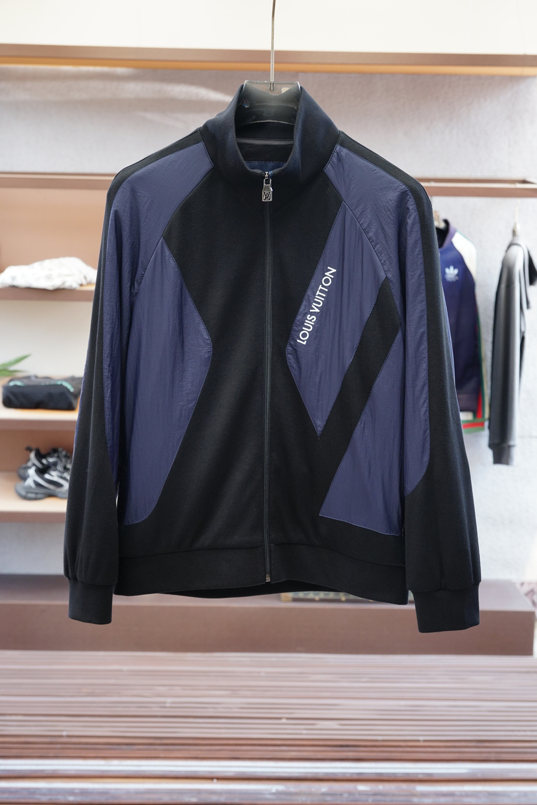 NO:524142,,Lv,L*V men's knitted splicing jackets are made of classic black and blue splicing design to create a modern and luxurious style. The three-dimensional tailoring is matched with the iconic brand logo of the left chest, which shows the texture in simplicity. It is suitable for a variety of occasions, and is calmly used to control casual and exquisite styles.,,louis vuitton, jackets & coats,alexander wang19860909,Lv,L*V男士针织拼接夹克以经典黑蓝拼接设计打造现代奢华风格.立体剪裁搭配左胸标志性品牌标识,简约中彰显质感.适合多种场合,从容驾驭休闲与精致风尚.,,louis vuitton,jackets & coats,alexander wang,Men's clothing