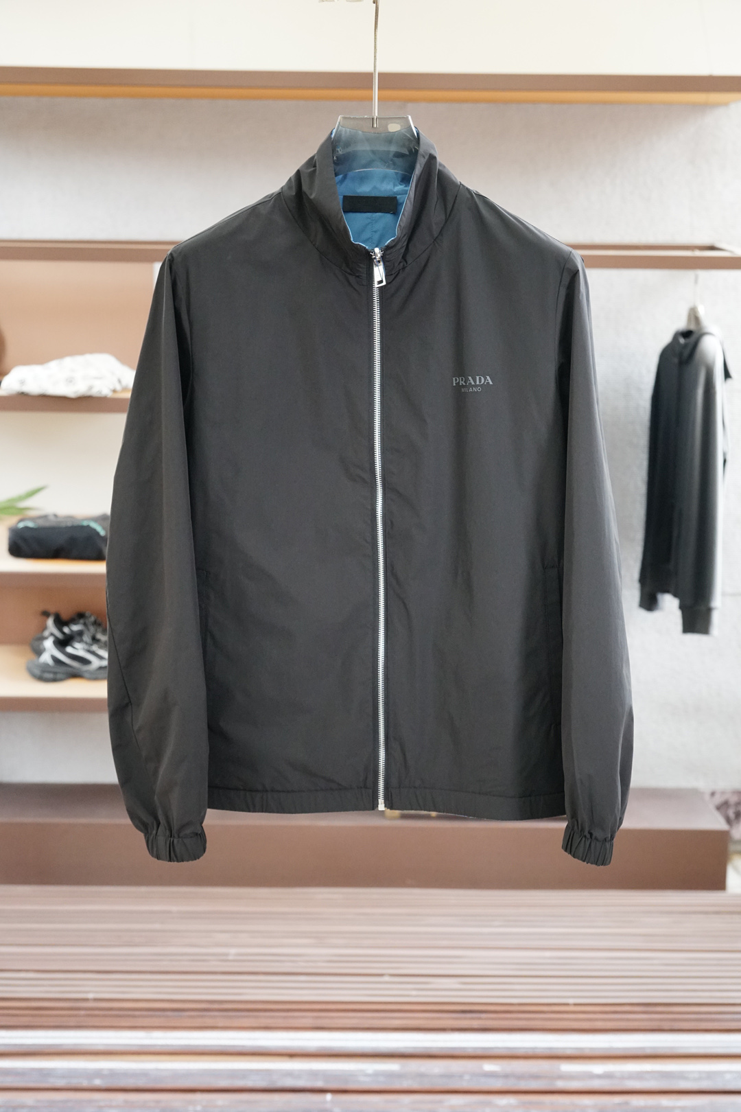 NO:524152,[Prada-Precision] P family men's double-sided business and casual stand-up collar jacket, reshaping the order of contemporary wardrobe, new products for 25 years of autumn and winter, officially announced fashion albums, classic ace items!  When the edges and corners of the building are vividly revealed, the P home double-sided stand-up collar jacket rewrites modern laws in geometric language, one side is sharp and the other is restrained, and the two-sided life is ultimately interpreted. The exquisite craftsmanship of the two-sided integrated molding calmly switches occasions and moods between the front and back sides. The pioneering silhouette, the awakening of power lines, the 45° sharp-angled lapel of the three-dimensional neckline theater stands upright like an origami sculpture. The fingertips lightly switch to the sharp stand-up collar mode, instantly awakening the sleeping aura. Each detail element is rich and exerted!  The metal zipper is as smooth as silk, the stand-up collar design echoes the hem of the cuffs, the functional pocket design, and the brand printed logo on the chest is fashionable and elegant, and it is a low-key and luxurious identity display!  Customers supply functional fabrics imported from Italy, selected exclusive high-density fabrics for P family, with superior wind and waterproof characteristics, excellent breathability, delicate and comfortable touch, excellent details, exquisite and exquisite everywhere, fashionable hooded design, capable and stylish upper body, full of aura!  A jacket with multiple mix and matches, with scene de-domainization, free flow of identity, and draped outside the suit, is the dark knight on the board; a post-human prophet who layered a hoodie, transformed into an underground club, leaving a lapel to set off the collarbone lines, and immediately became a mobile exhibit on the opening night of the art museum. There is no doubt that it is a man's urgent product!  Size L-3XL,,,prada,jackets & coats,jackets & coats,business suit,hats,alexander wang19860909【 Prada-臻品】P家族男士双面商务休闲立领夹克,重塑当代衣橱秩序,25年秋冬新品,官宣时装画册款,经典王牌单品！ 当建筑棱角跃然衣襟,P家双面立领夹克以几何语言重写摩登法则,一面锋芒,一面内敛,双面人生,极致演绎.双面一体成型的精湛工艺,于正反两面间从容切换场合与心境.先锋廓形,权力线条的觉醒,立体领口戏剧场45°锐角翻领如折纸雕塑般挺立,指尖轻拨即切换凌厉立领模式,瞬间唤醒沉睡的气场. 细节元素各自丰富发挥！金属拉链顺滑如丝,立领设计跟袖口下摆形成呼应,功能性口袋设计,胸前配搭品牌印花LOGO,时尚大气,属于低调奢华的身份彰显！ 客供意大利进口功能性面料,精选P家族专属独有高密面料,具备优越防风防水特质,透气性绝佳,触感细腻舒适,细节方面出色,处处精致考究,时尚连帽设计,上身干练有型,气场十足！ 兼具多种混搭性的一款外套,场景解域化,身份的自由流动,披于西装外,是董事会里的暗黑骑士；叠穿连帽衫,化身地下俱乐部的后人类先知,独留翻领映衬锁骨线条,即刻成为美术馆开幕夜的移动展品,毫无疑问,属于男人的刚需产品！尺码L-3XL,,,prada,jackets & coats,jackets & coats,business suit,hats,alexander wang,Men's clothing