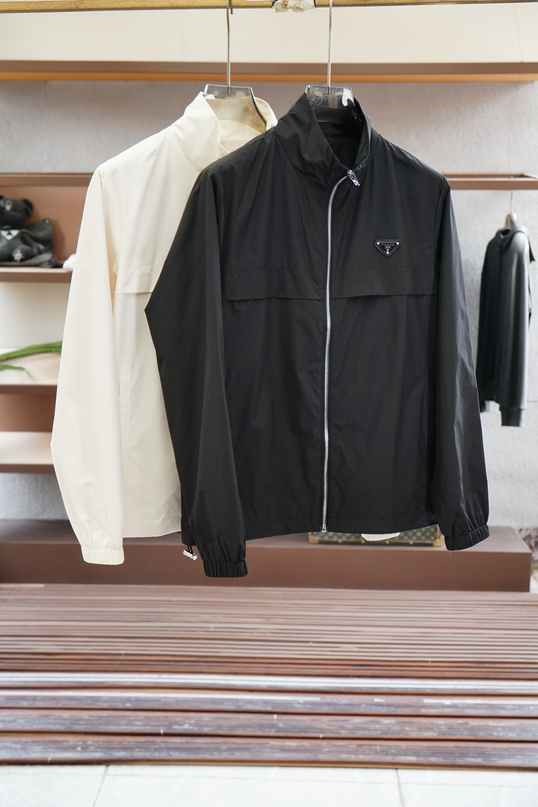 NO:524155,-Prada-Classic Premium Products] P family men's double-sided business and casual stand-up collar jacket, reshaping the order of contemporary wardrobe, new products for 25 years of autumn and winter, officially announced fashion albums, classic ace items!  When the edges and corners of the building are vividly revealed, the P home double-sided stand-up collar jacket rewrites modern laws in geometric language, one side is sharp and the other is restrained, and the two-sided life is ultimately interpreted. The exquisite craftsmanship of the two-sided integrated molding calmly switches occasions and moods between the front and back sides. The pioneering silhouette, the awakening of power lines, the 45° sharp-angled lapel of the three-dimensional neckline theater stands upright like an origami sculpture. The fingertips lightly switch to the sharp stand-up collar mode, instantly awakening the sleeping aura. Each detail element is rich and exerted!  The metal zipper is as smooth as silk, the stand-up collar design echoes the hem of the cuffs, the functional pocket design, and the brand printed logo on the chest is fashionable and elegant, and it is a low-key and luxurious identity display!  Customers supply functional fabrics imported from Italy, selected exclusive high-density fabrics for P family, with superior wind and waterproof characteristics, excellent breathability, delicate and comfortable touch, excellent details, exquisite and exquisite everywhere, fashionable hooded design, capable and stylish upper body, full of aura!  A jacket with multiple mix and matches, with scene de-domainization, free flow of identity, and draped outside the suit, is the dark knight on the board; a post-human prophet who layered a hoodie, transformed into an underground club, leaving a lapel to set off the collarbone lines, and immediately became a mobile exhibit on the opening night of the art museum. There is no doubt that it is a man's urgent product!  Size 48-56, prada, jackets & coats, jackets & coats, business suit,hats,alexander wang19860909-Prada-典藏臻品】P家族男士双面商务休闲立领夹克,重塑当代衣橱秩序,25年秋冬新品,官宣时装画册款,经典王牌单品！ 当建筑棱角跃然衣襟,P家双面立领夹克以几何语言重写摩登法则,一面锋芒,一面内敛,双面人生,极致演绎.双面一体成型的精湛工艺,于正反两面间从容切换场合与心境.先锋廓形,权力线条的觉醒,立体领口戏剧场45°锐角翻领如折纸雕塑般挺立,指尖轻拨即切换凌厉立领模式,瞬间唤醒沉睡的气场. 细节元素各自丰富发挥！金属拉链顺滑如丝,立领设计跟袖口下摆形成呼应,功能性口袋设计,胸前配搭品牌印花LOGO,时尚大气,属于低调奢华的身份彰显！ 客供意大利进口功能性面料,精选P家族专属独有高密面料,具备优越防风防水特质,透气性绝佳,触感细腻舒适,细节方面出色,处处精致考究,时尚连帽设计,上身干练有型,气场十足！ 兼具多种混搭性的一款外套,场景解域化,身份的自由流动,披于西装外,是董事会里的暗黑骑士；叠穿连帽衫,化身地下俱乐部的后人类先知,独留翻领映衬锁骨线条,即刻成为美术馆开幕夜的移动展品,毫无疑问,属于男人的刚需产品！尺码48-56,,prada,jackets & coats,jackets & coats,business suit,hats,alexander wang,Men's clothing