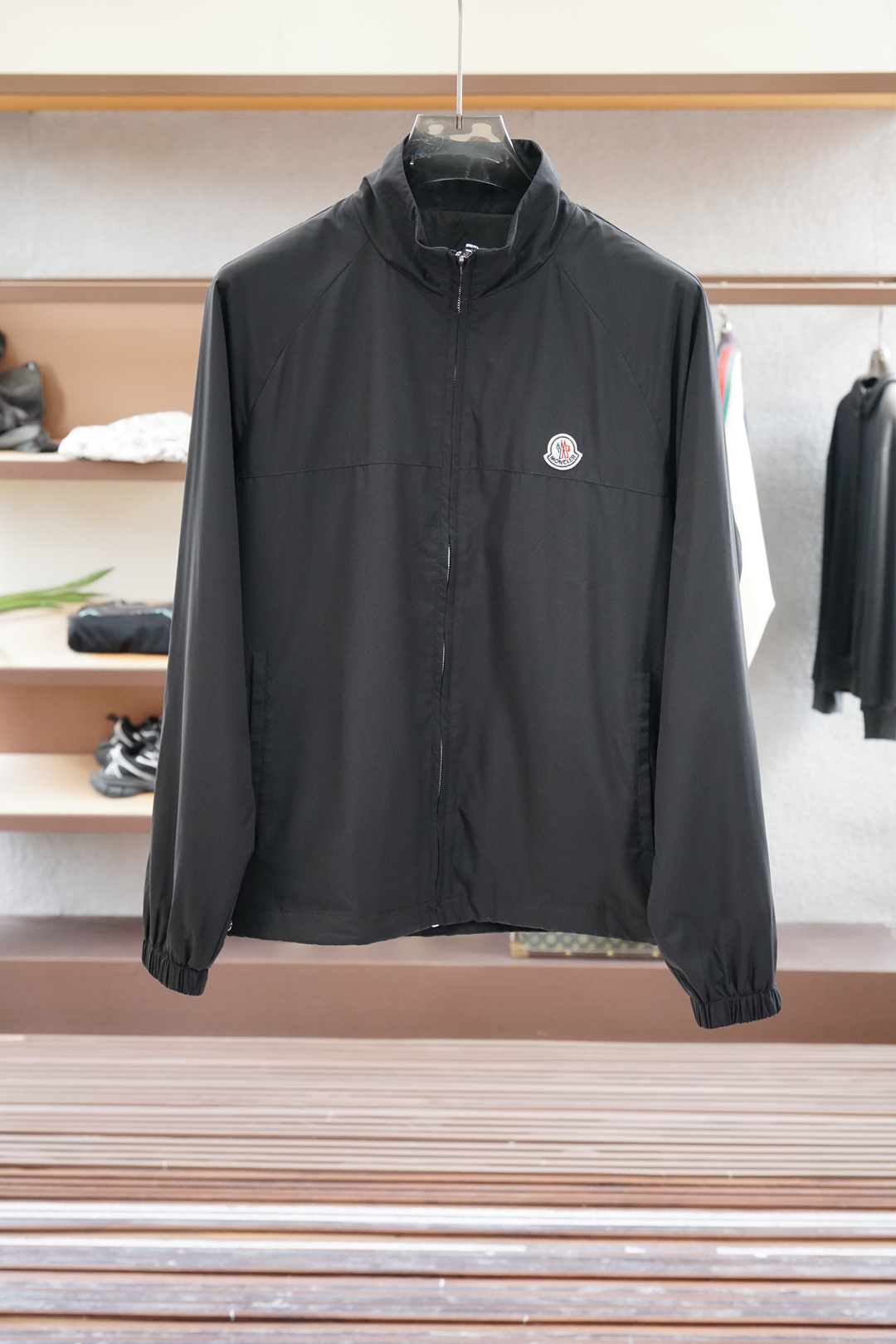 NO:524157,The 2025 autumn and winter new style, stand-up collar jacket classic style. Original 1:1 custom hardware accessories are fully imported. The original design is absolutely high-quality, low-key, luxurious and connotative. High-end, elegant and elegant fabrics, super comfortable to touch, essential items in autumn and winter. Black color, rice gray. Number of M-3XL, Moncler, jackets & coats, alexander wang19860909蒙口/~ 2025秋冬新款,立领外套经典款 原版1:1定制五金配件全进口原版设计,绝对的高品质,低调奢华有内涵,高端大气上档次的面料,手感超级舒服,秋冬必备单品 颜色黑 米灰 码数M-3XL,,Moncler,jackets & coats,alexander wang,Men's clothing